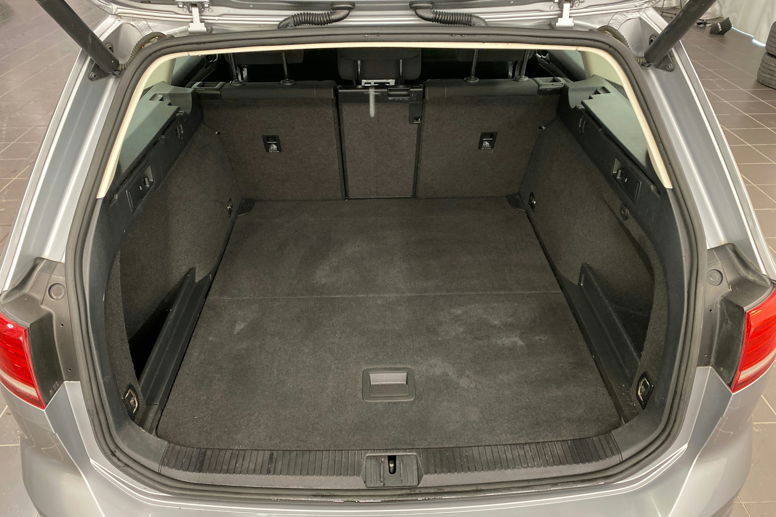 sininen Volkswagen Passat 2018 kuva 20.