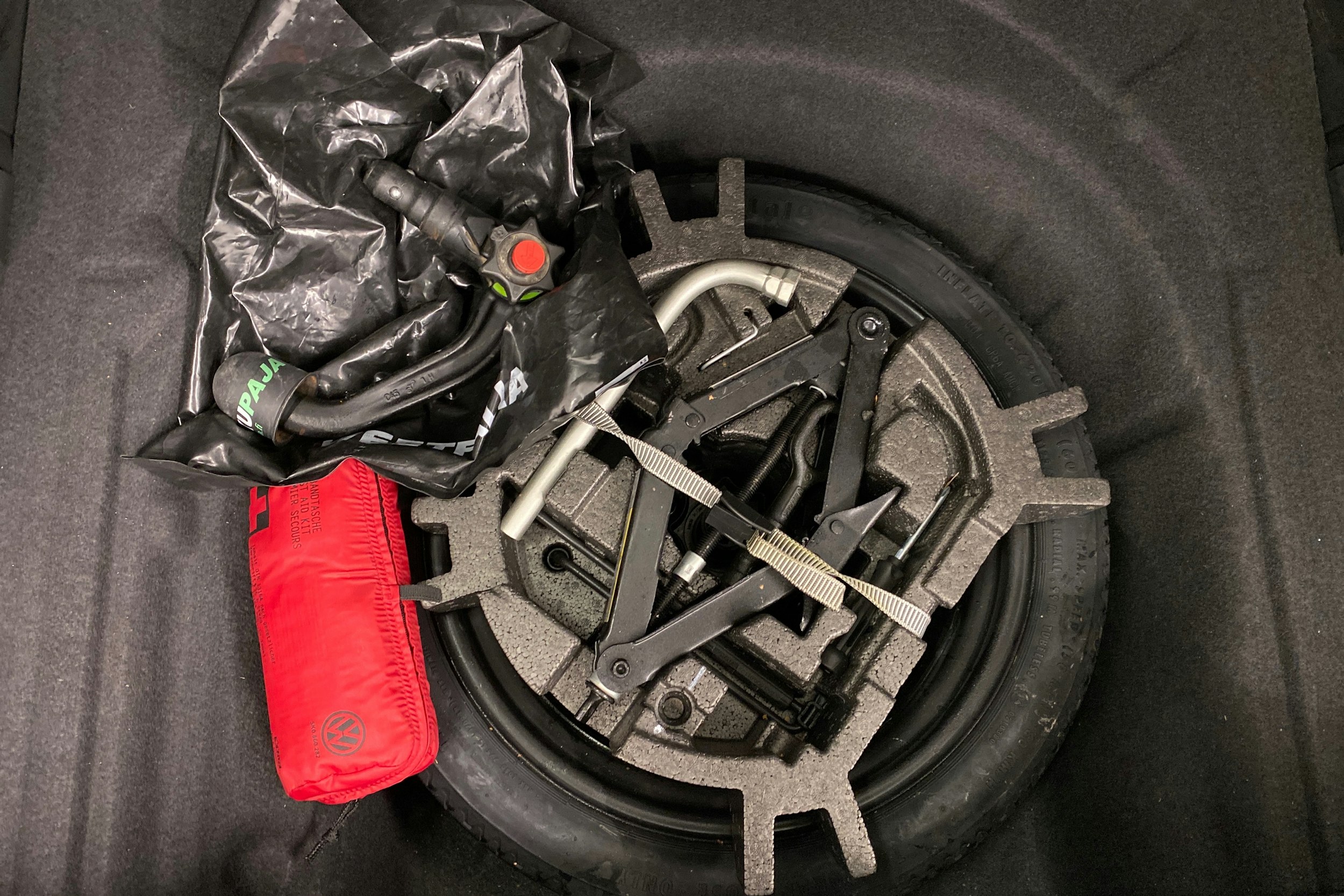 sininen Volkswagen Passat 2018 kuva 22.