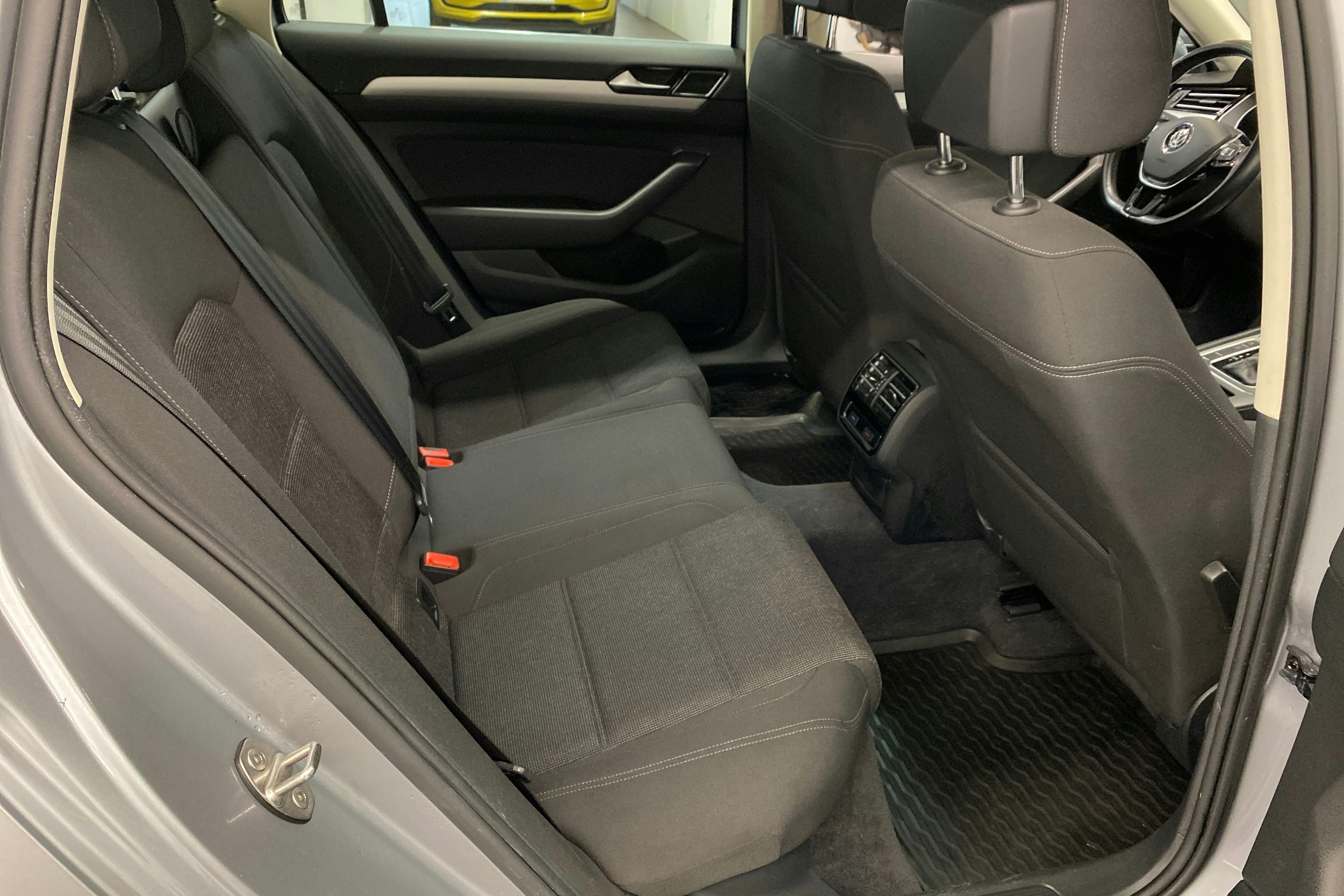 sininen Volkswagen Passat 2018 kuva 23.