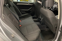 sininen Volkswagen Passat 2018 kuva 23.