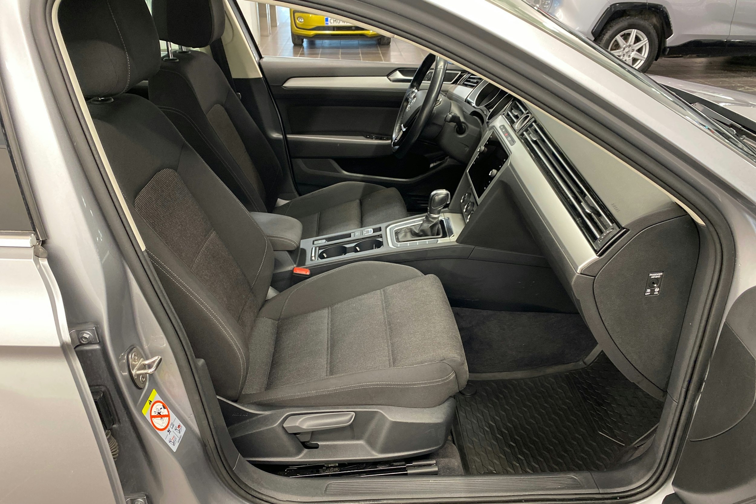 sininen Volkswagen Passat 2018 kuva 24.