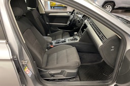 sininen Volkswagen Passat 2018 kuva 24.