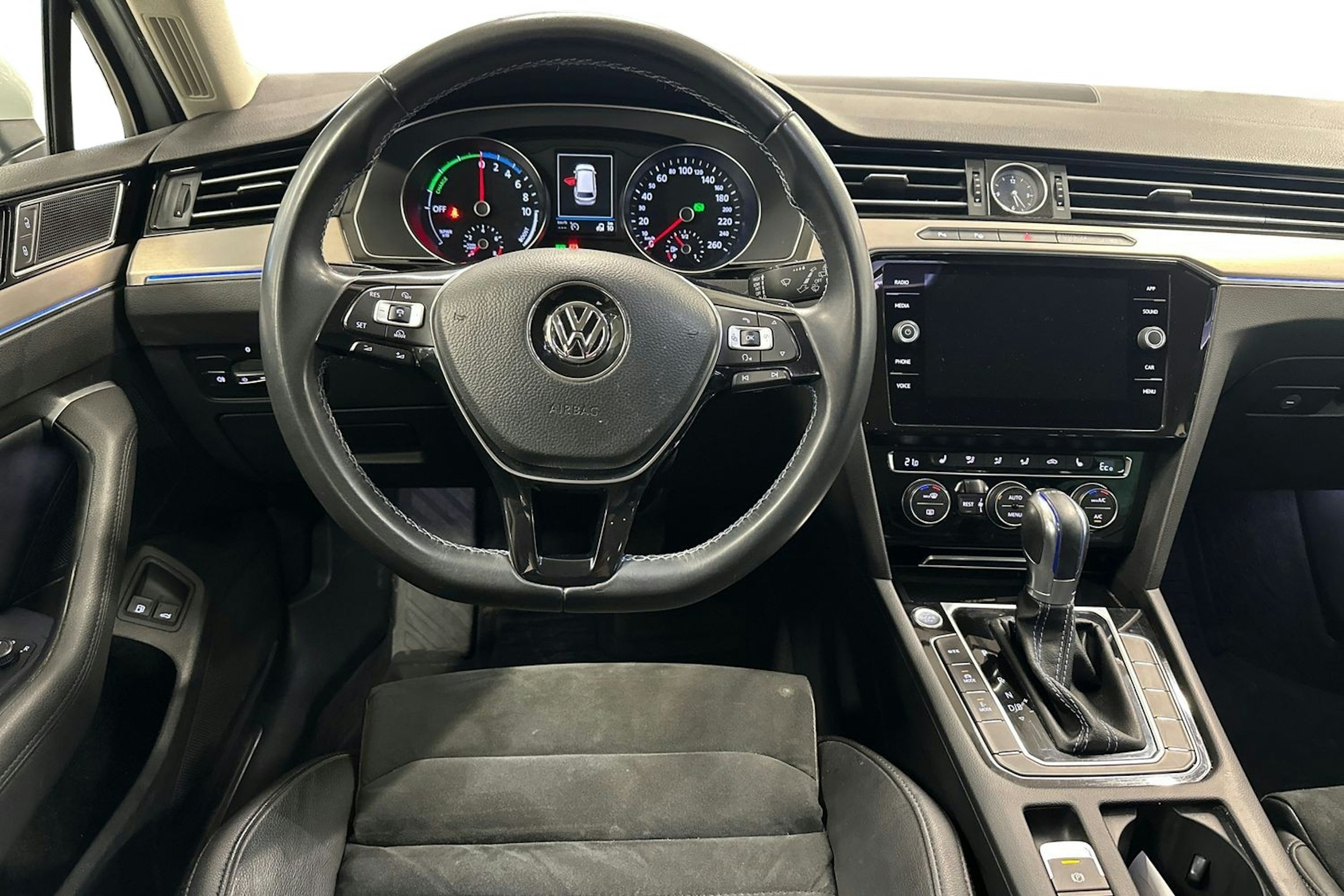 valkoinen Volkswagen Passat 2018 kuva 9.