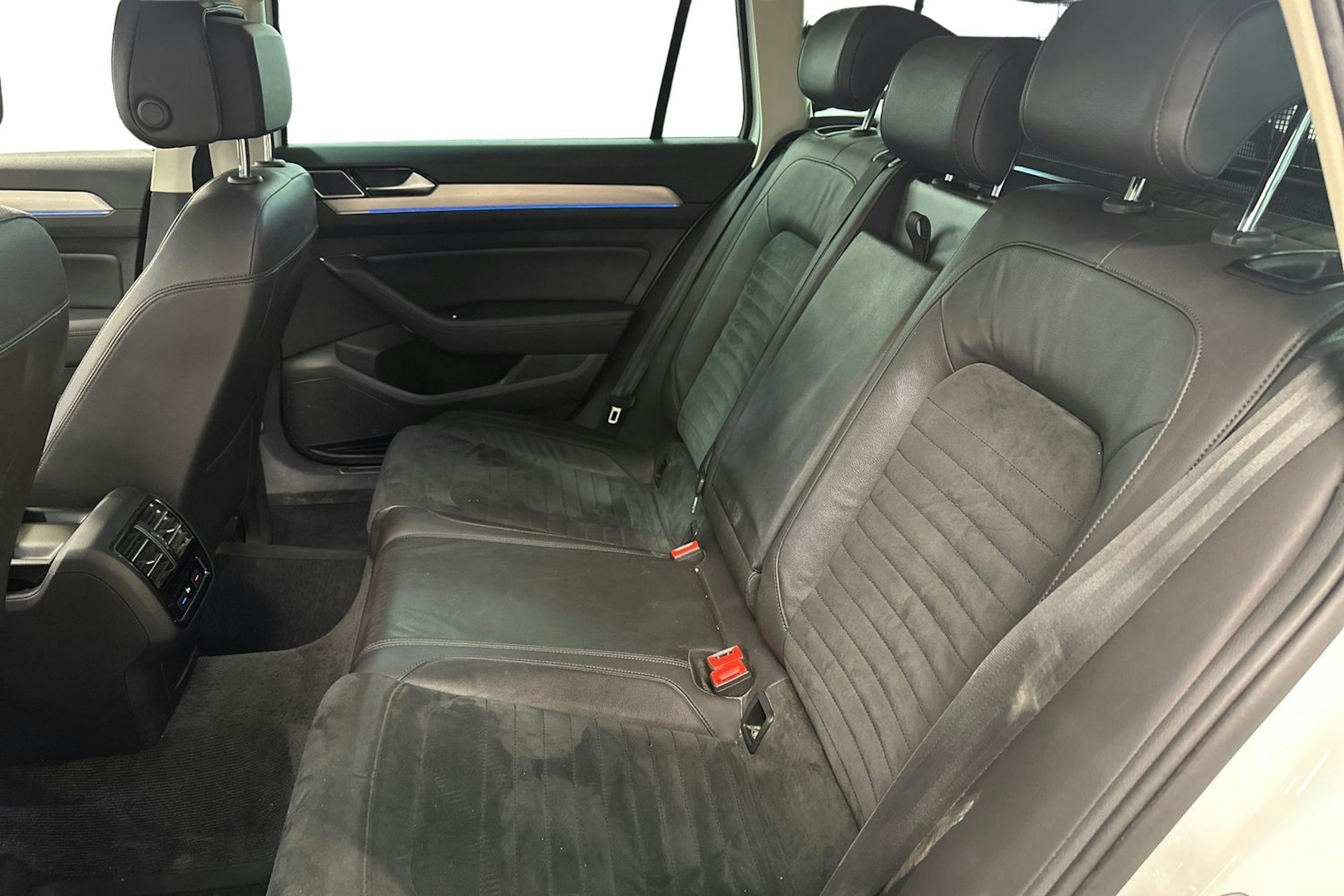 valkoinen Volkswagen Passat 2018 kuva 10.