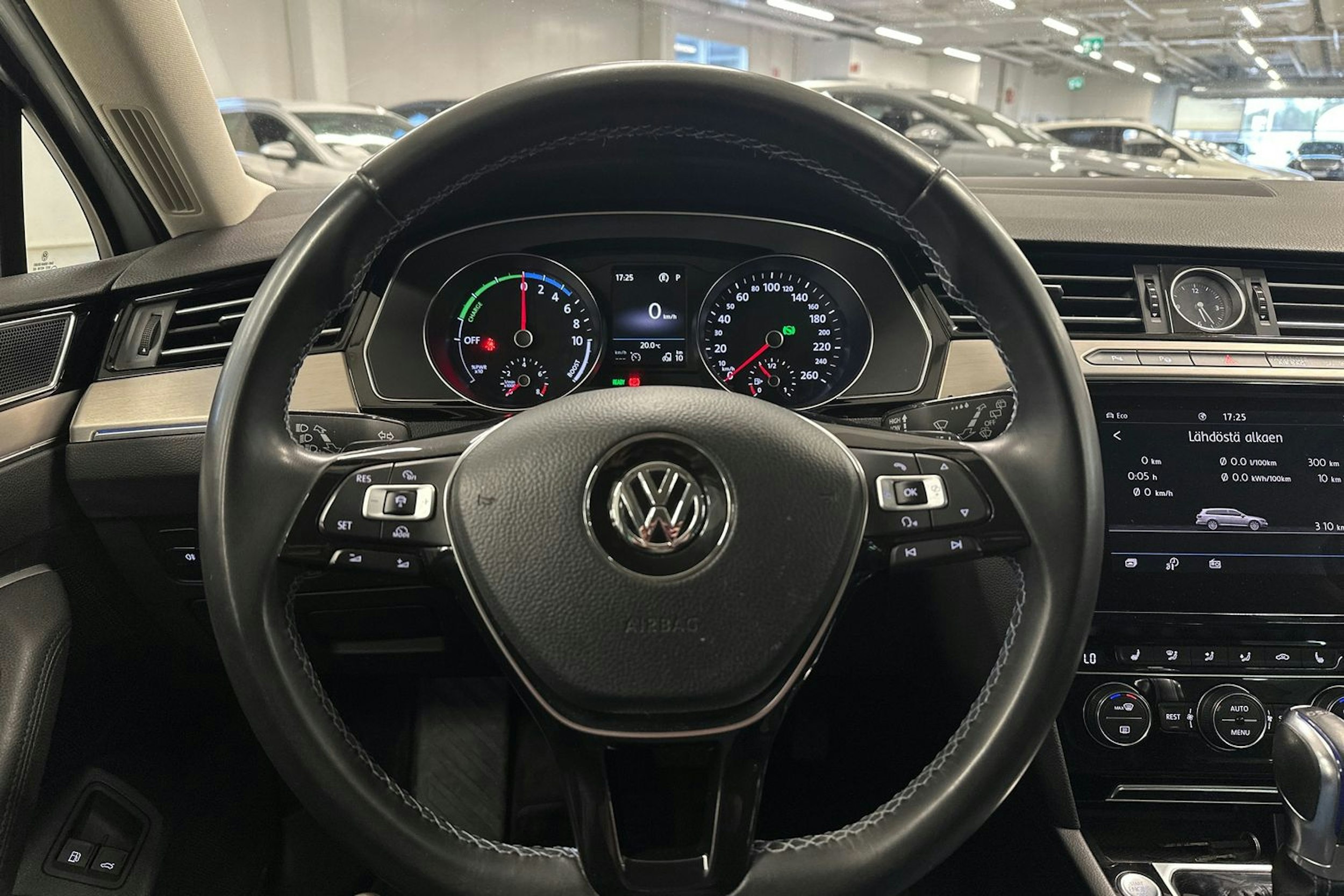 valkoinen Volkswagen Passat 2018 kuva 14.