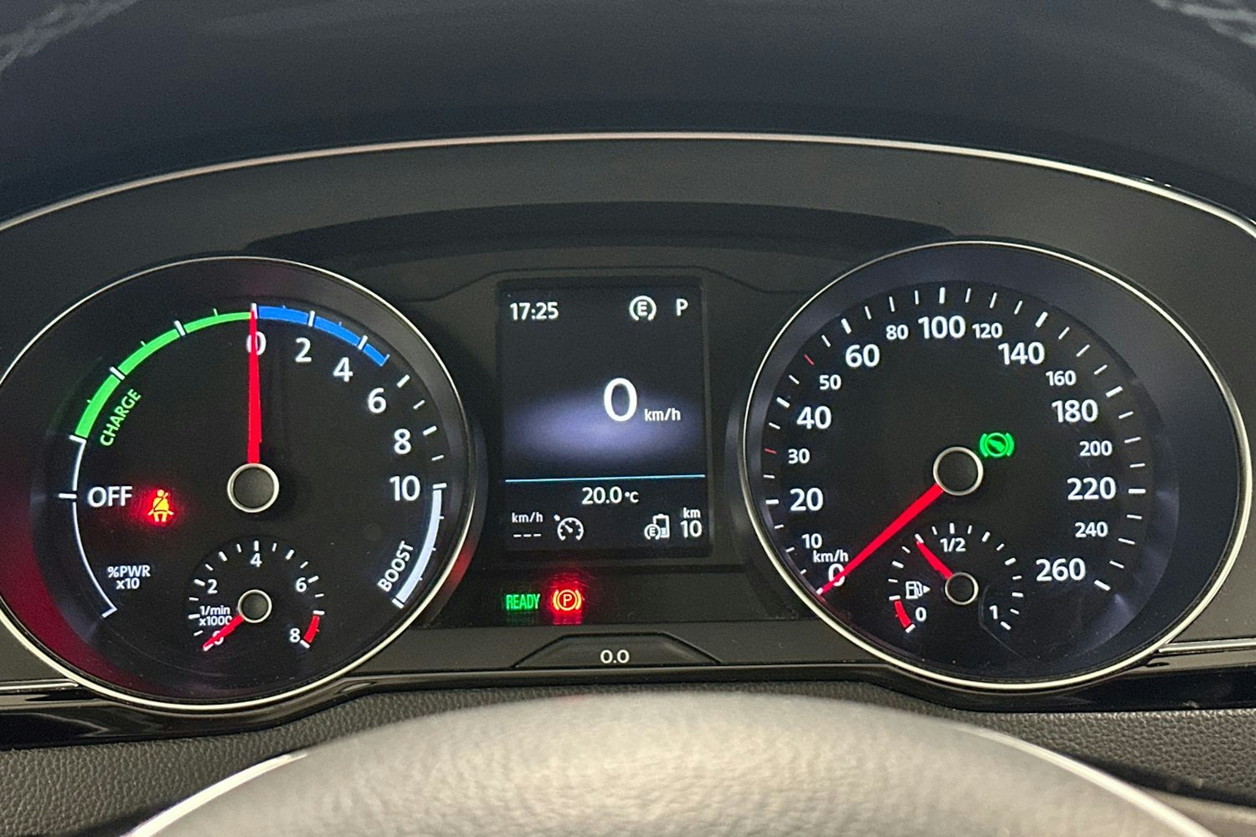 valkoinen Volkswagen Passat 2018 kuva 15.