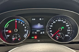 valkoinen Volkswagen Passat 2018 kuva 15.