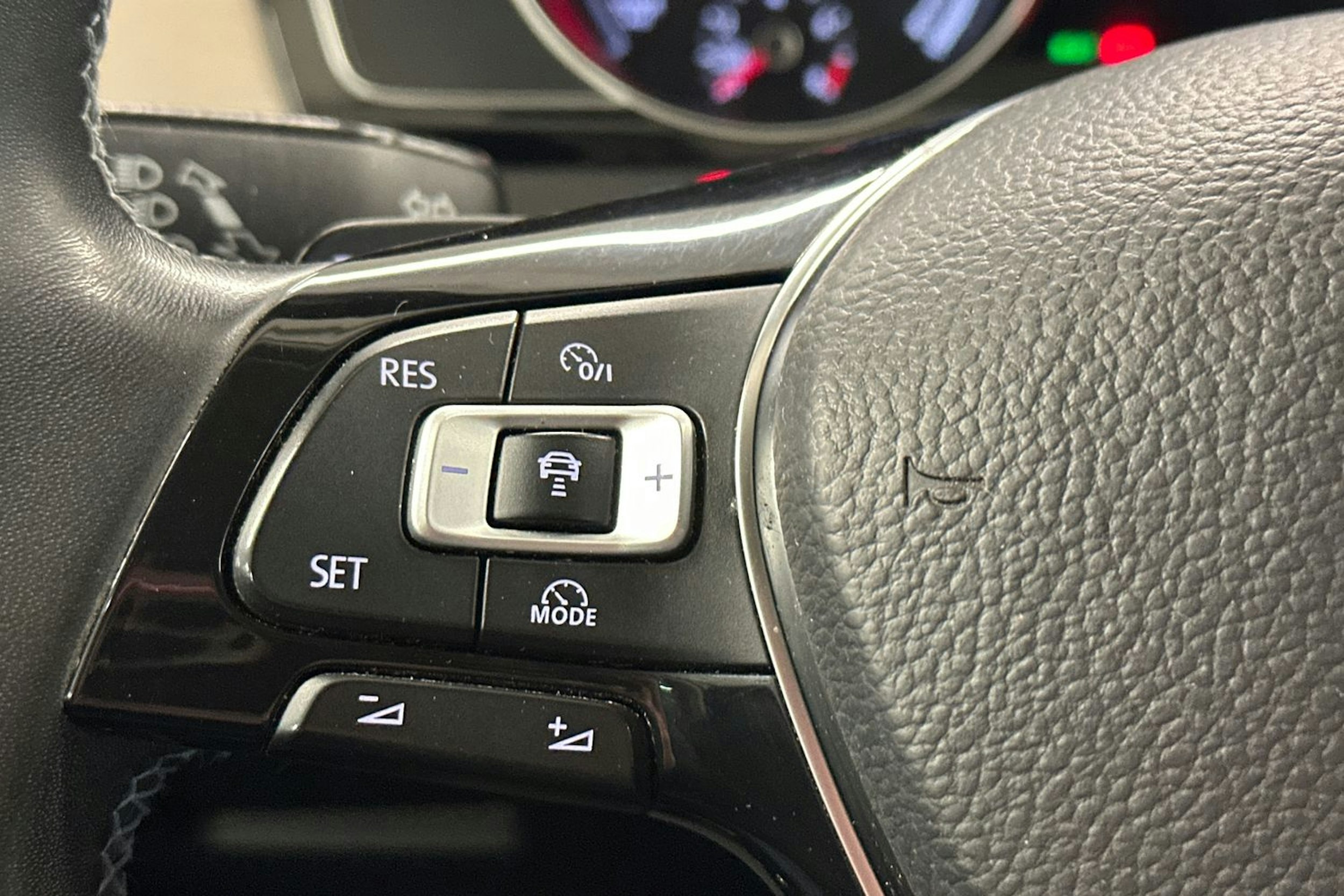 valkoinen Volkswagen Passat 2018 kuva 16.