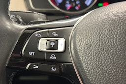 valkoinen Volkswagen Passat 2018 kuva 16.
