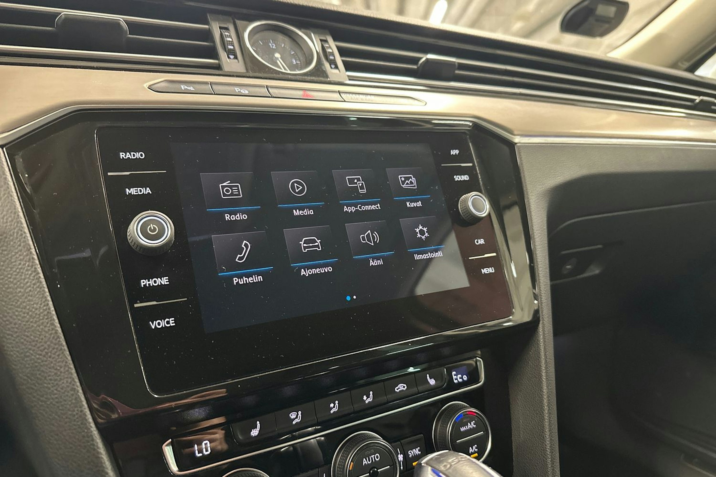valkoinen Volkswagen Passat 2018 kuva 18.