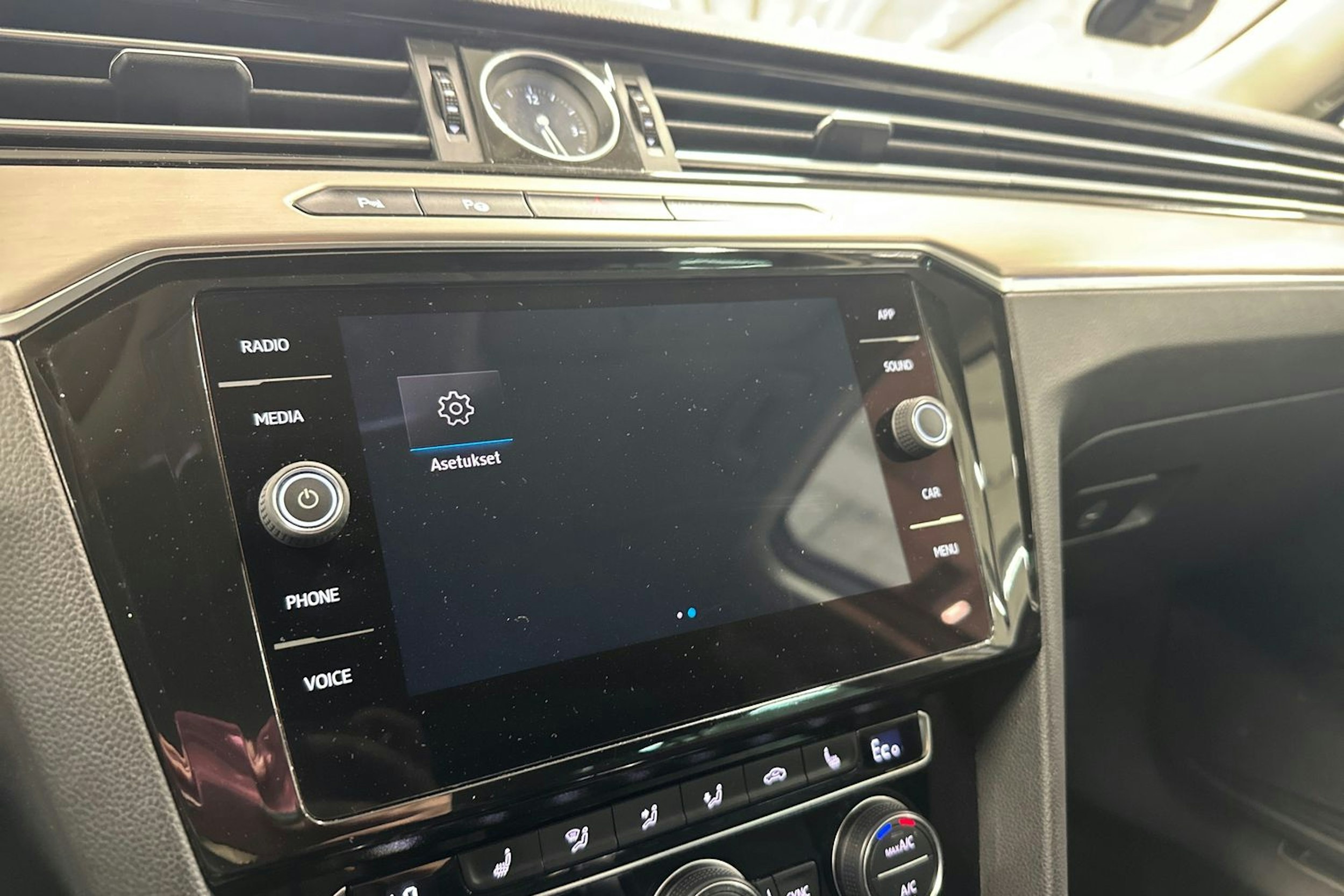 valkoinen Volkswagen Passat 2018 kuva 19.