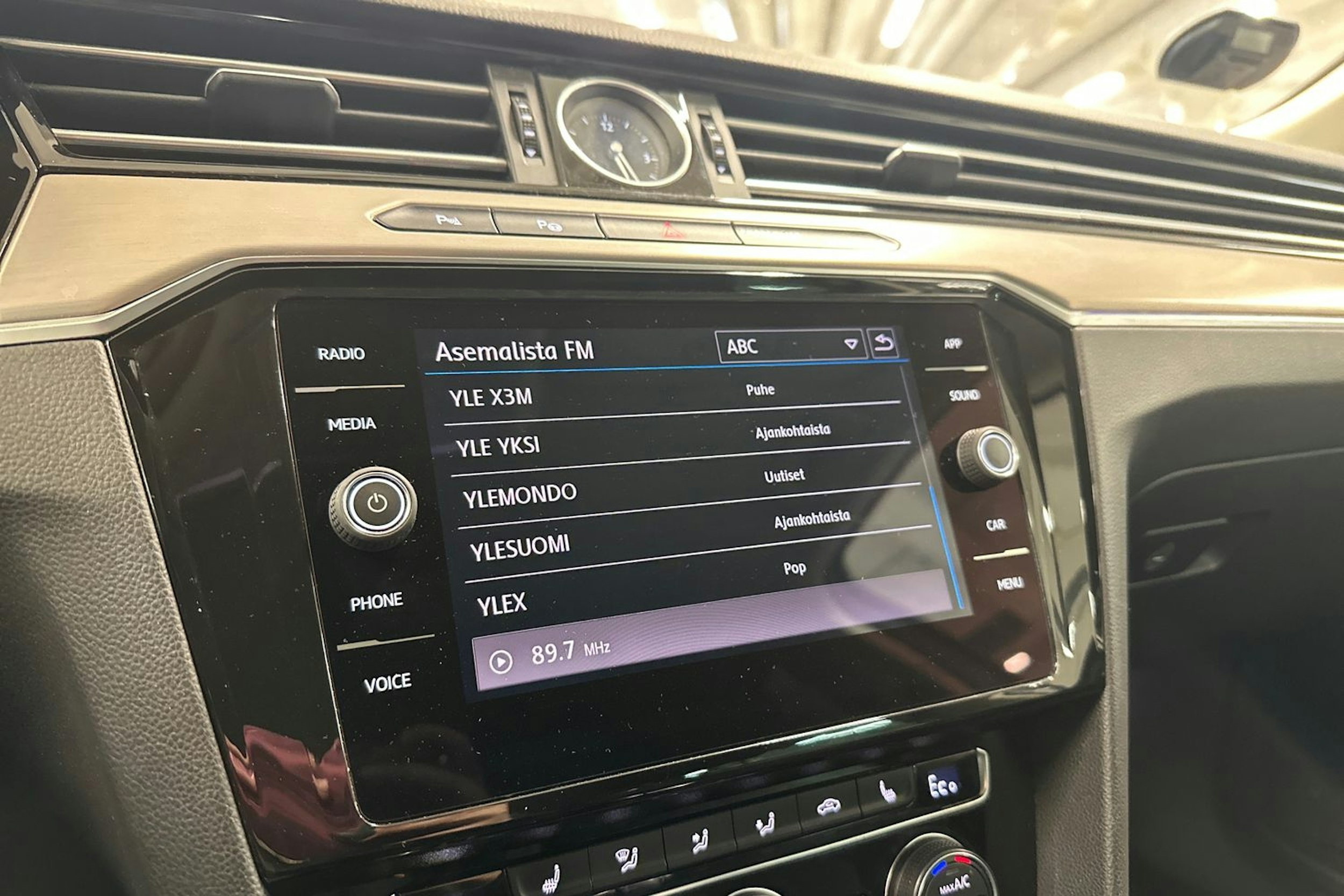 valkoinen Volkswagen Passat 2018 kuva 20.