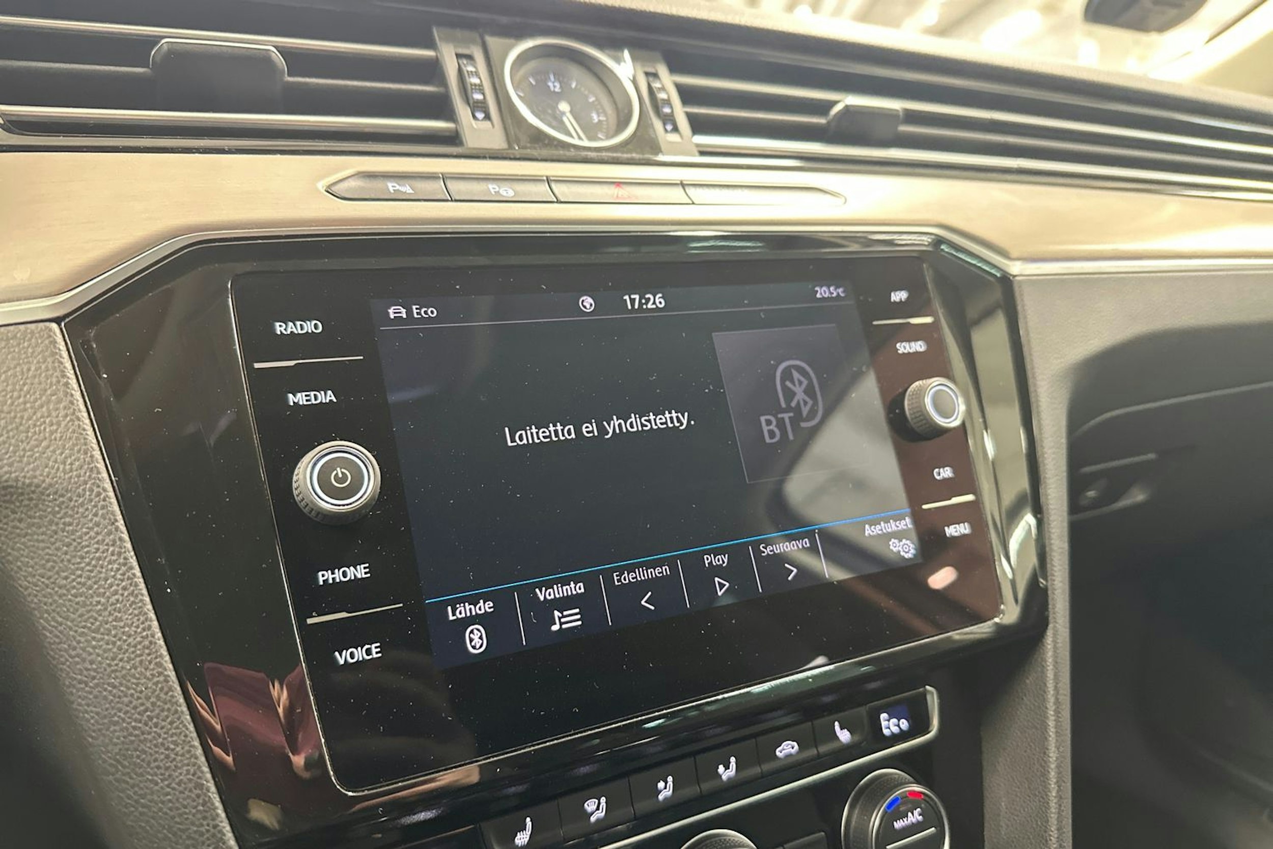 valkoinen Volkswagen Passat 2018 kuva 21.