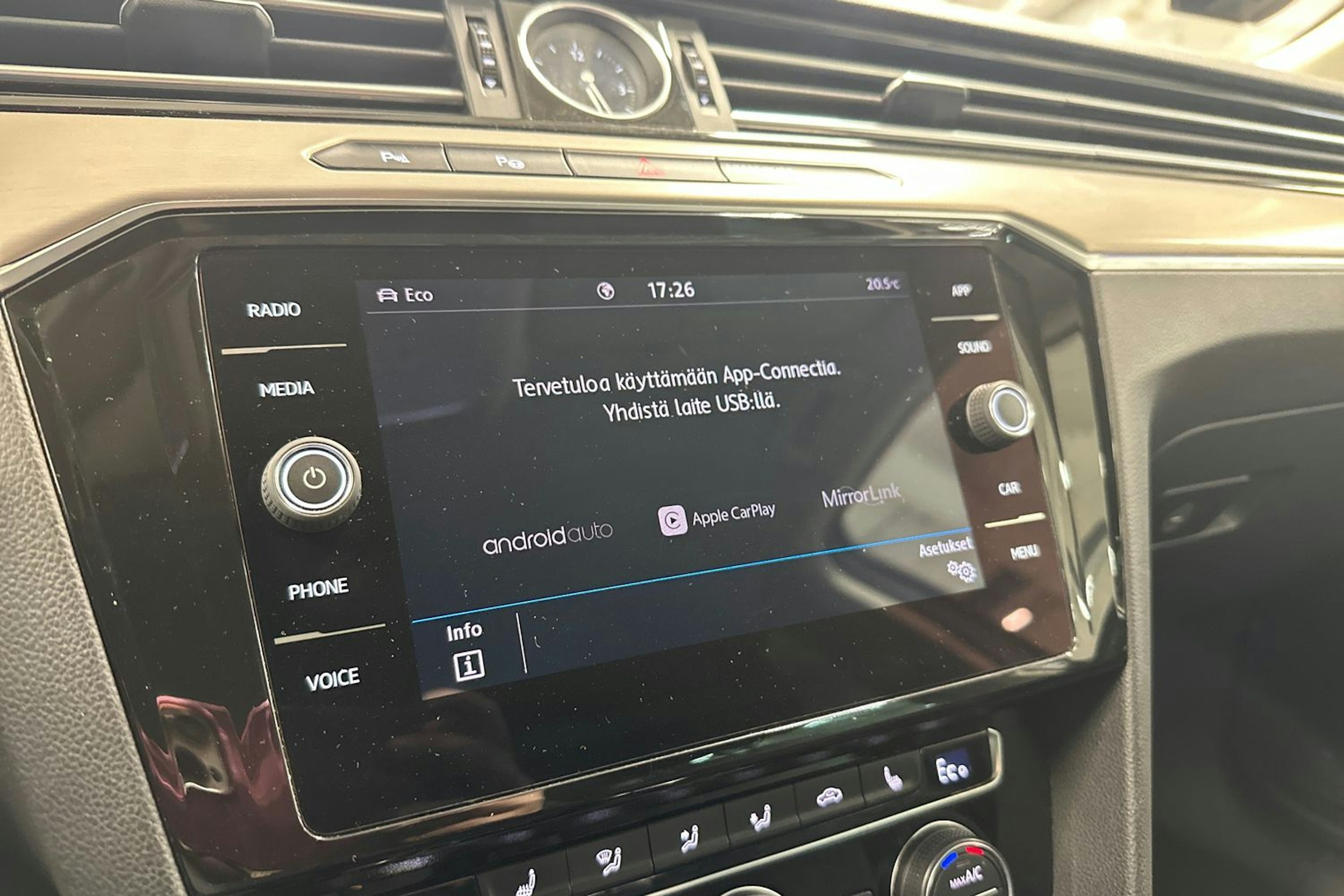 valkoinen Volkswagen Passat 2018 kuva 22.