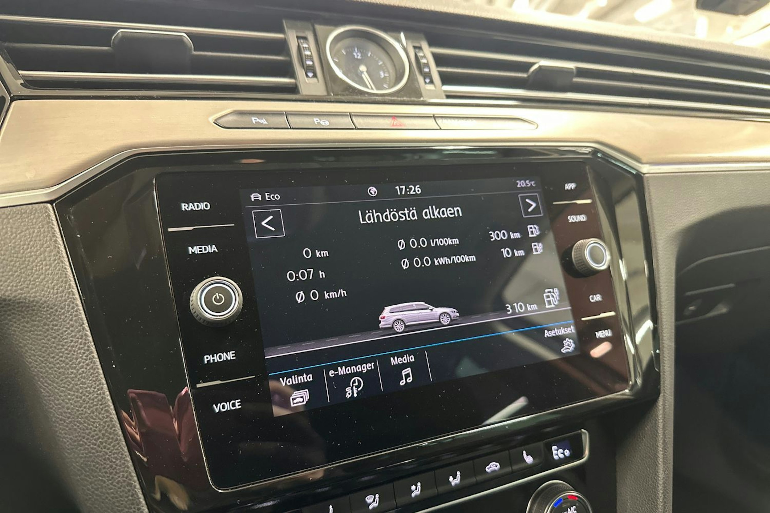 valkoinen Volkswagen Passat 2018 kuva 24.
