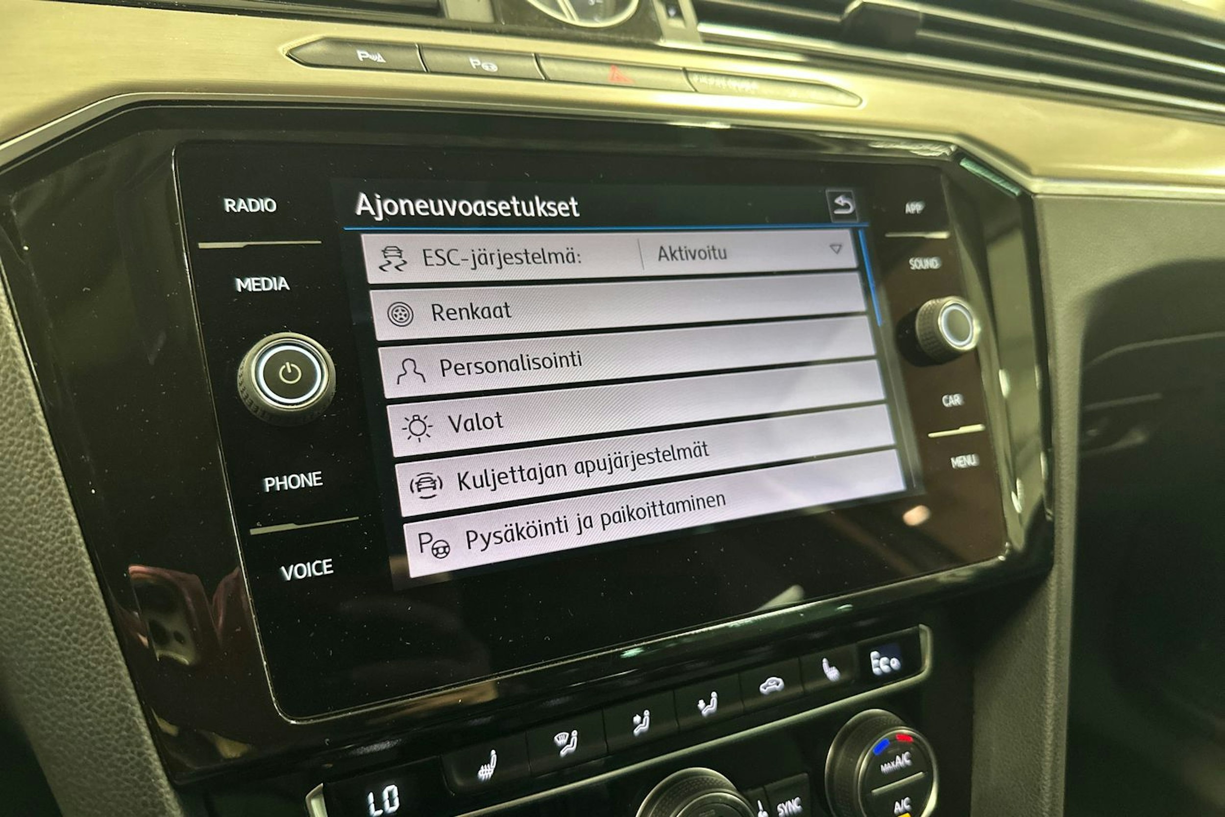 valkoinen Volkswagen Passat 2018 kuva 25.