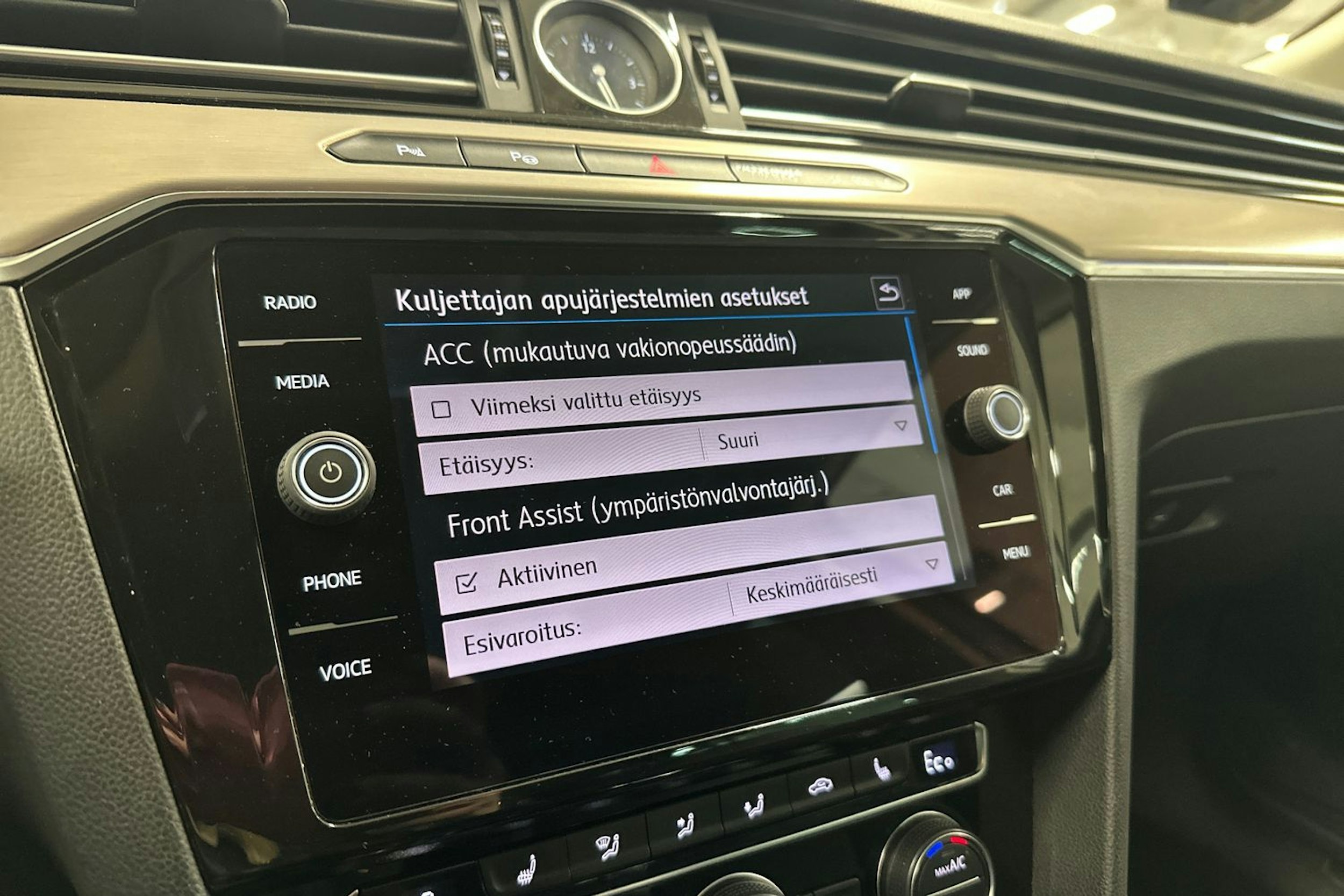 valkoinen Volkswagen Passat 2018 kuva 26.