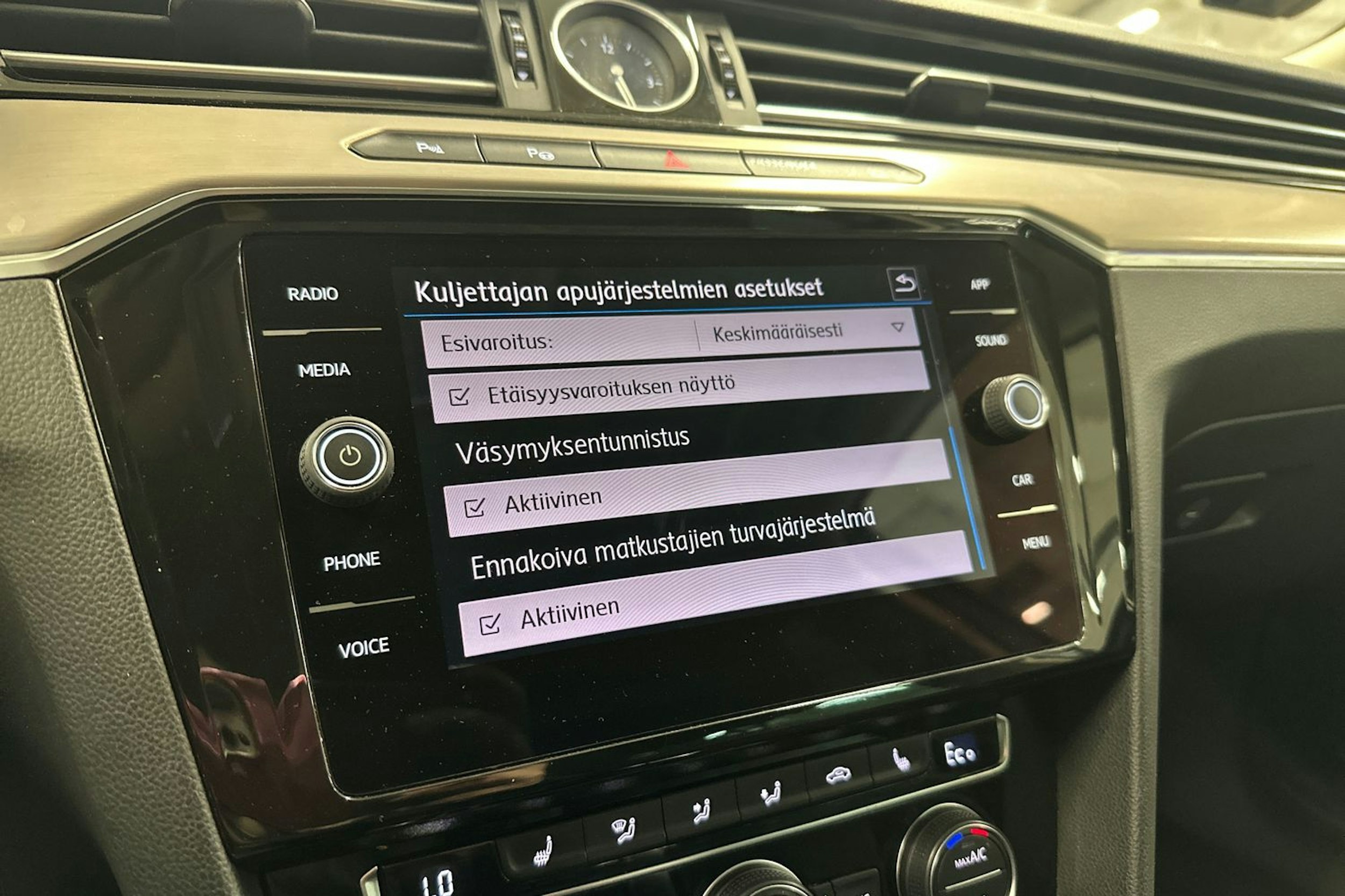 valkoinen Volkswagen Passat 2018 kuva 27.