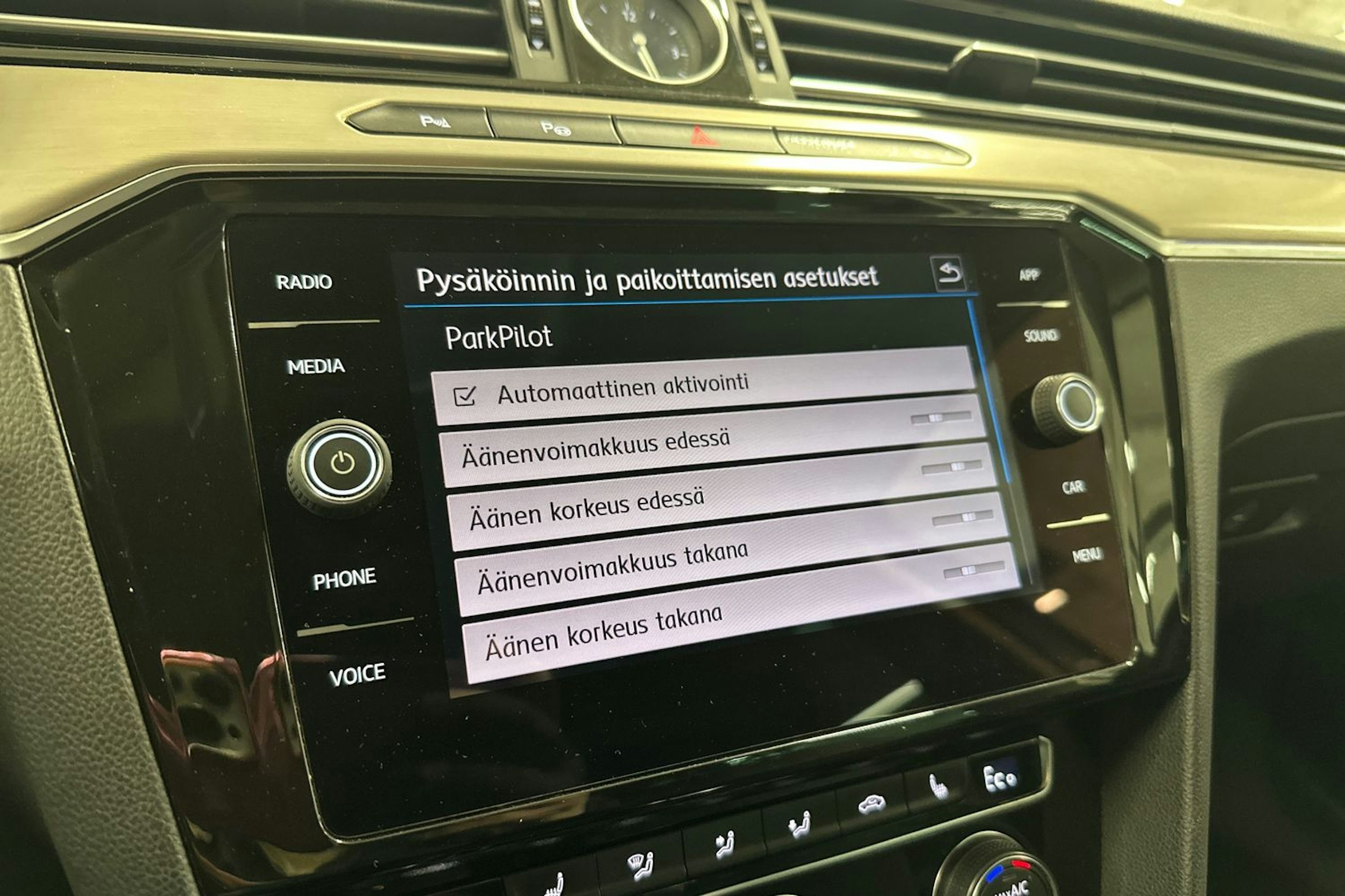 valkoinen Volkswagen Passat 2018 kuva 28.