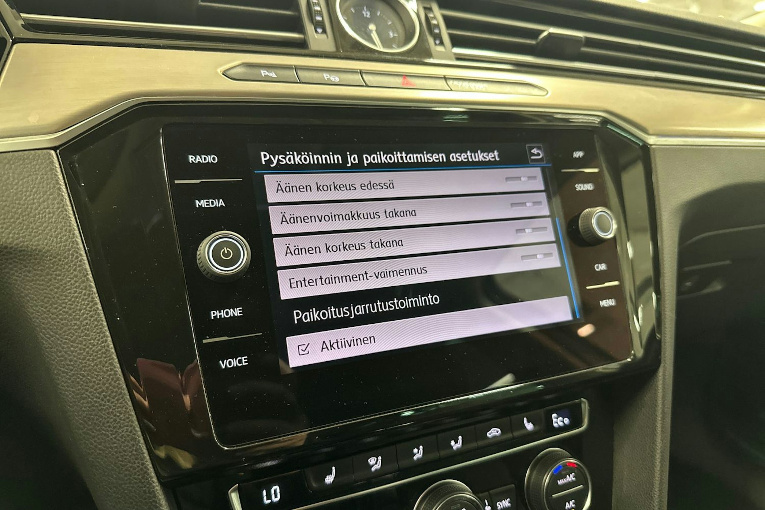 valkoinen Volkswagen Passat 2018 kuva 29.