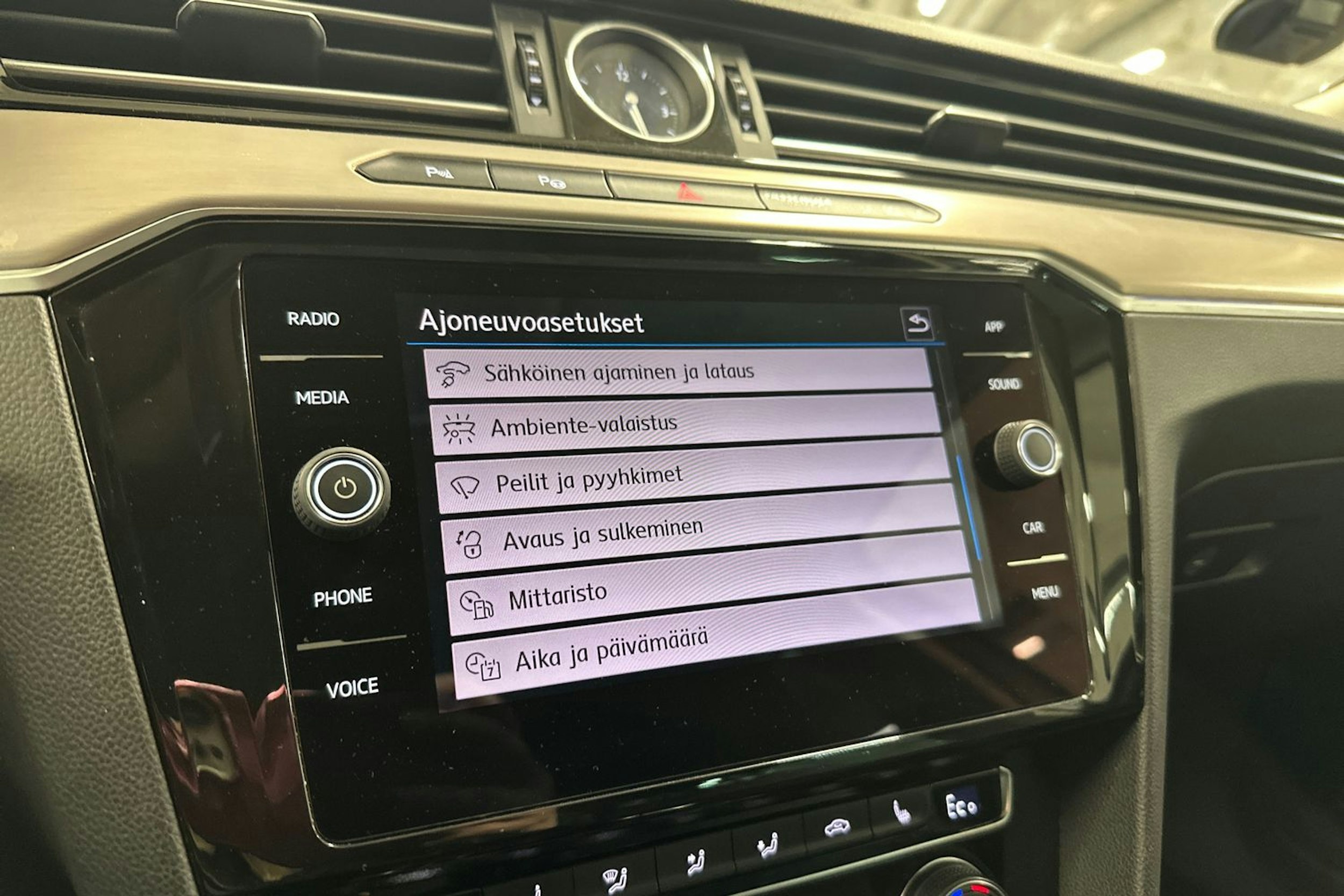 valkoinen Volkswagen Passat 2018 kuva 30.