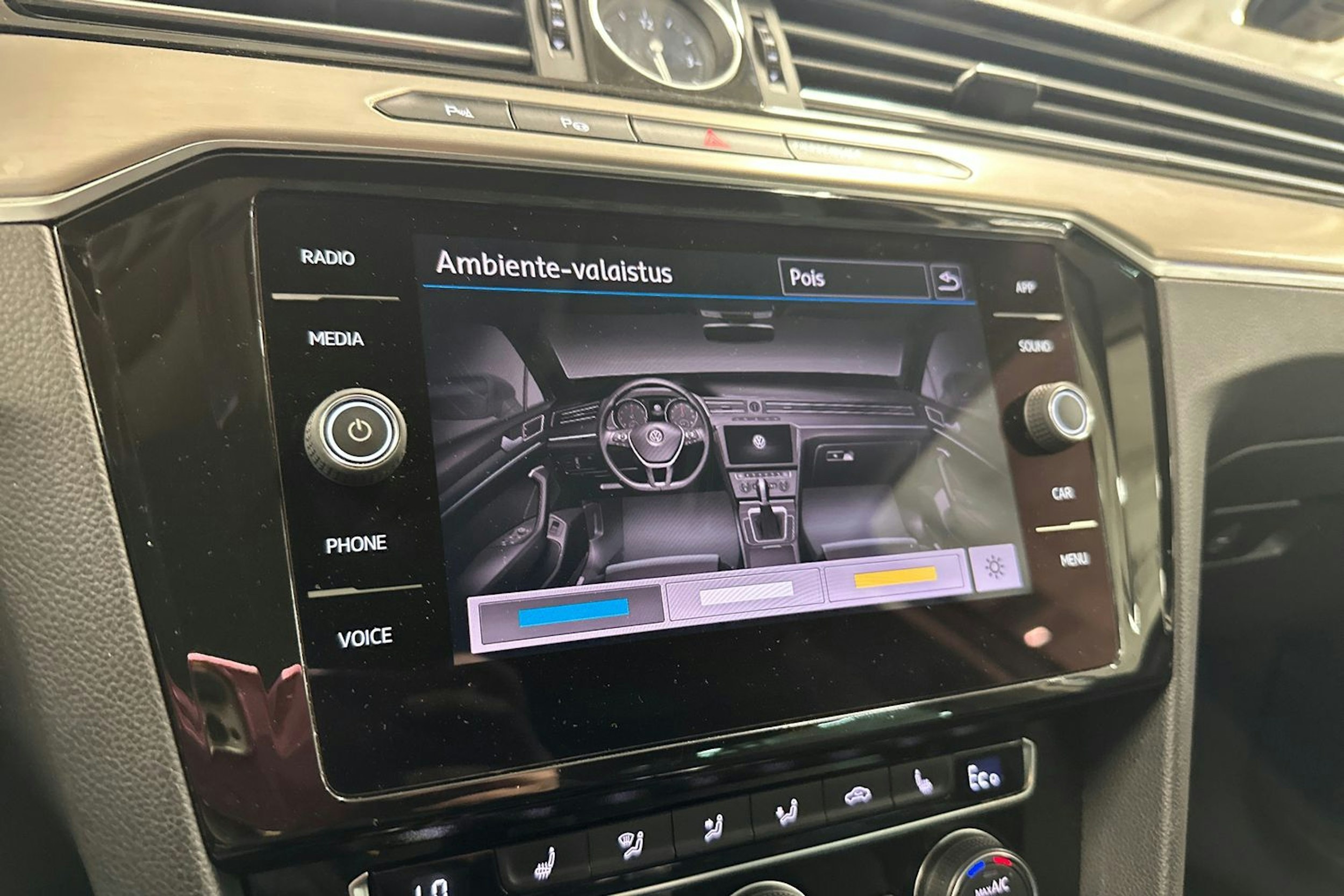 valkoinen Volkswagen Passat 2018 kuva 32.