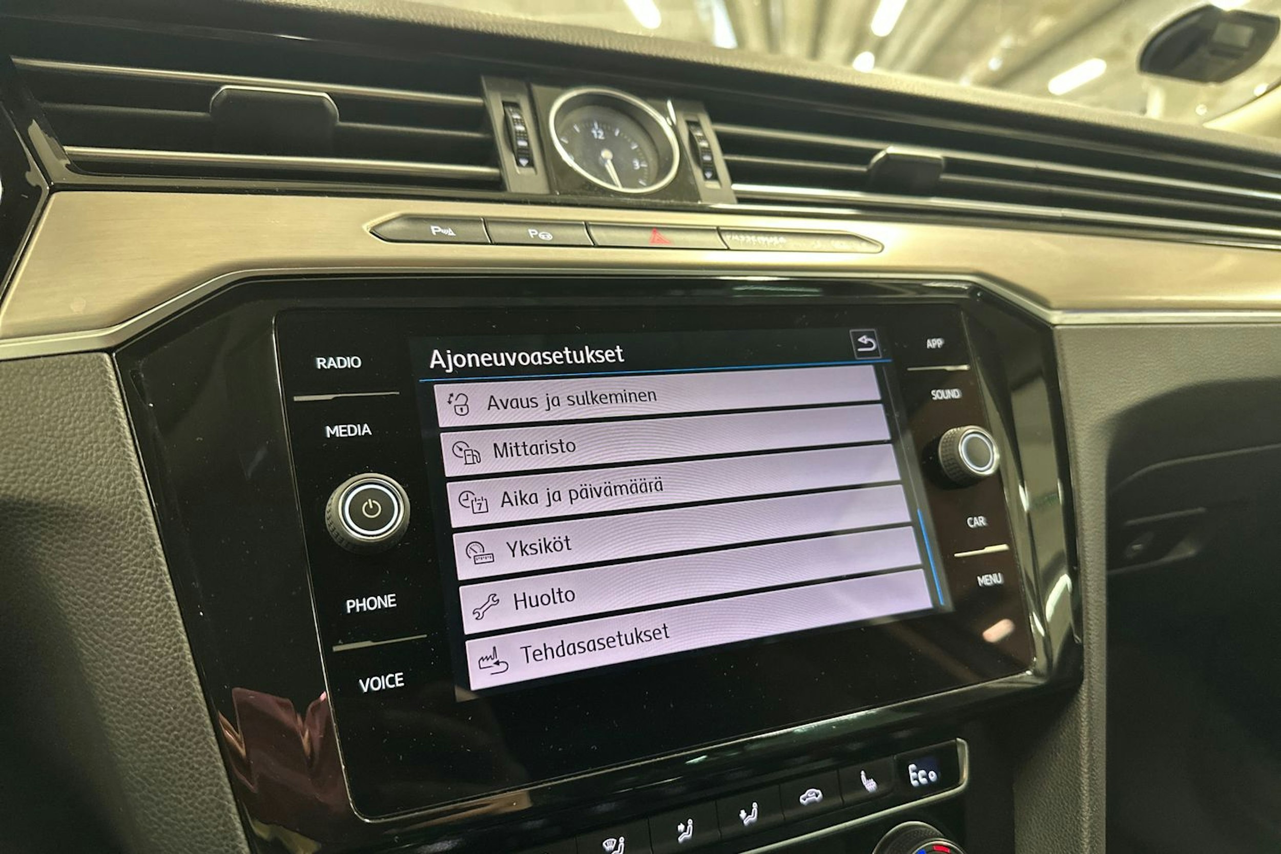 valkoinen Volkswagen Passat 2018 kuva 33.