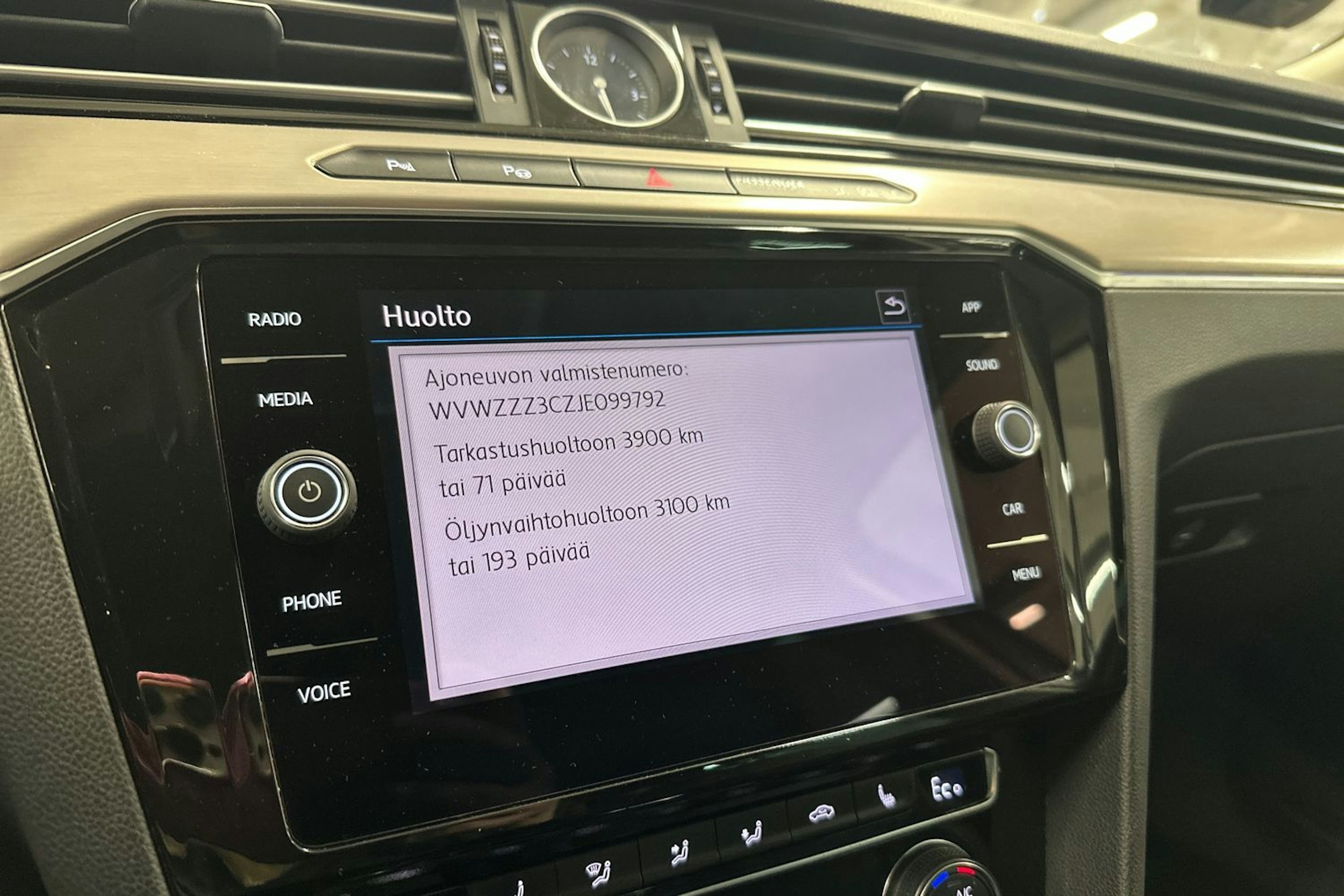 valkoinen Volkswagen Passat 2018 kuva 34.