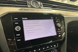 valkoinen Volkswagen Passat 2018 kuva 34.