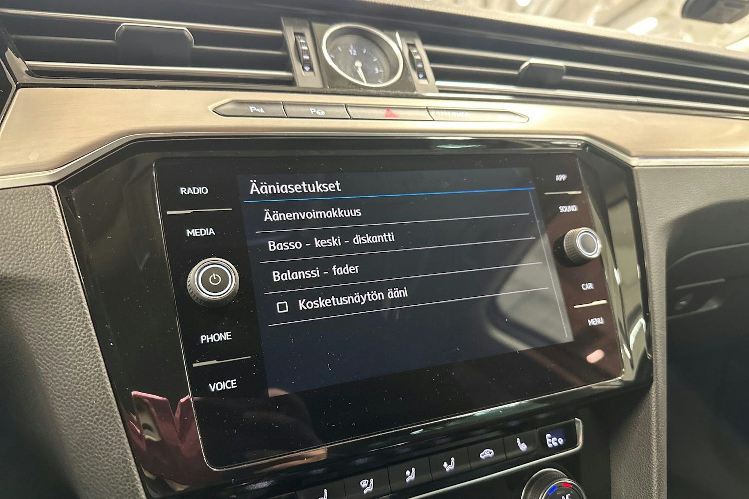 valkoinen Volkswagen Passat 2018 kuva 35.