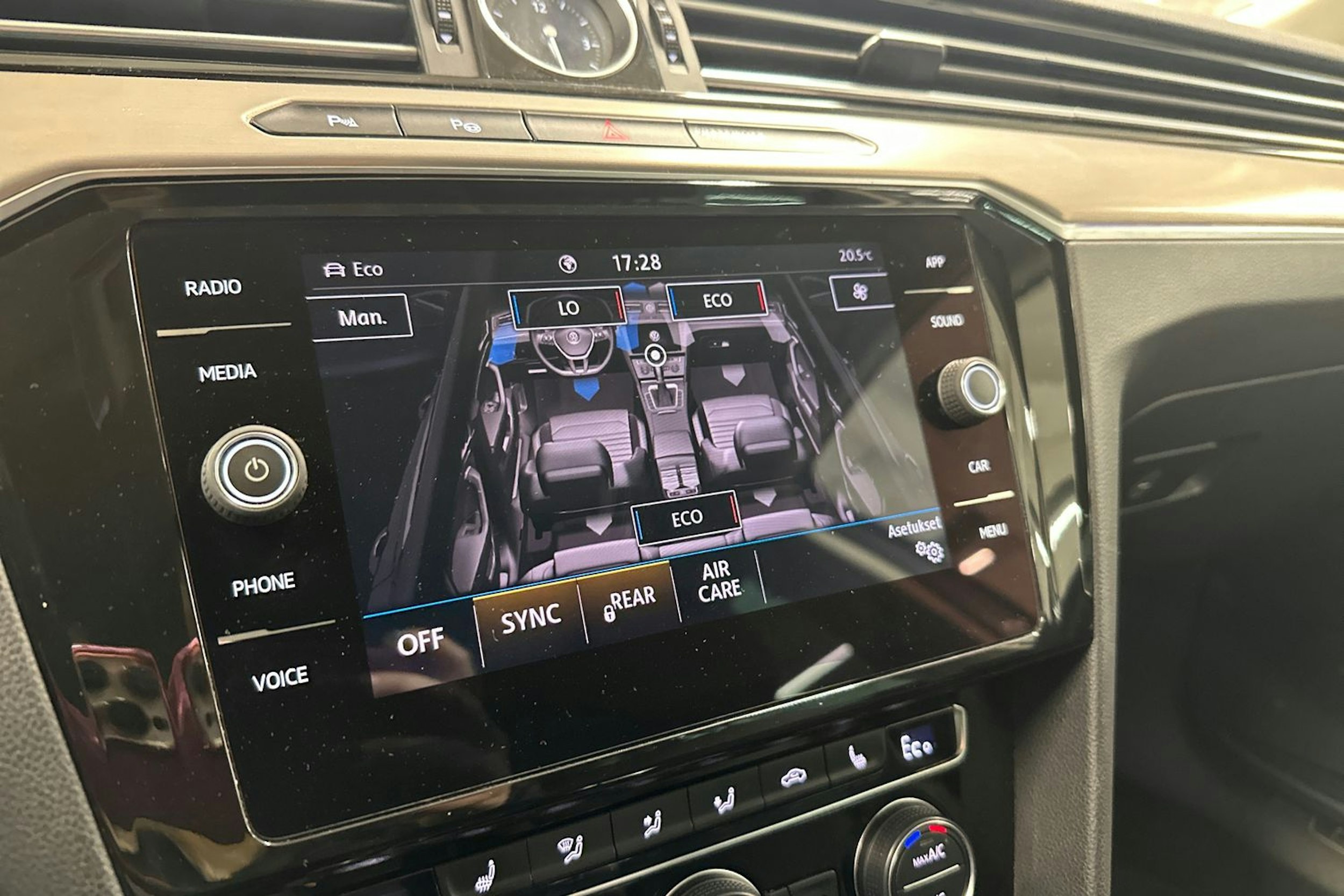 valkoinen Volkswagen Passat 2018 kuva 36.
