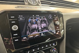 valkoinen Volkswagen Passat 2018 kuva 36.