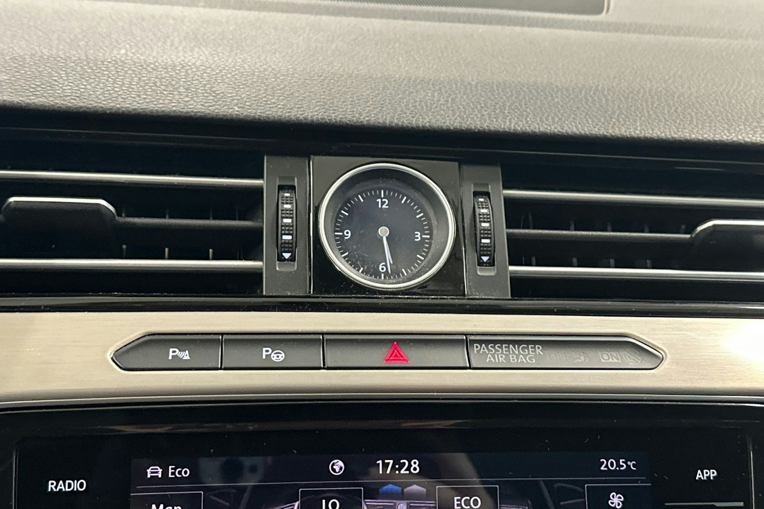 valkoinen Volkswagen Passat 2018 kuva 37.