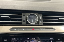 valkoinen Volkswagen Passat 2018 kuva 37.