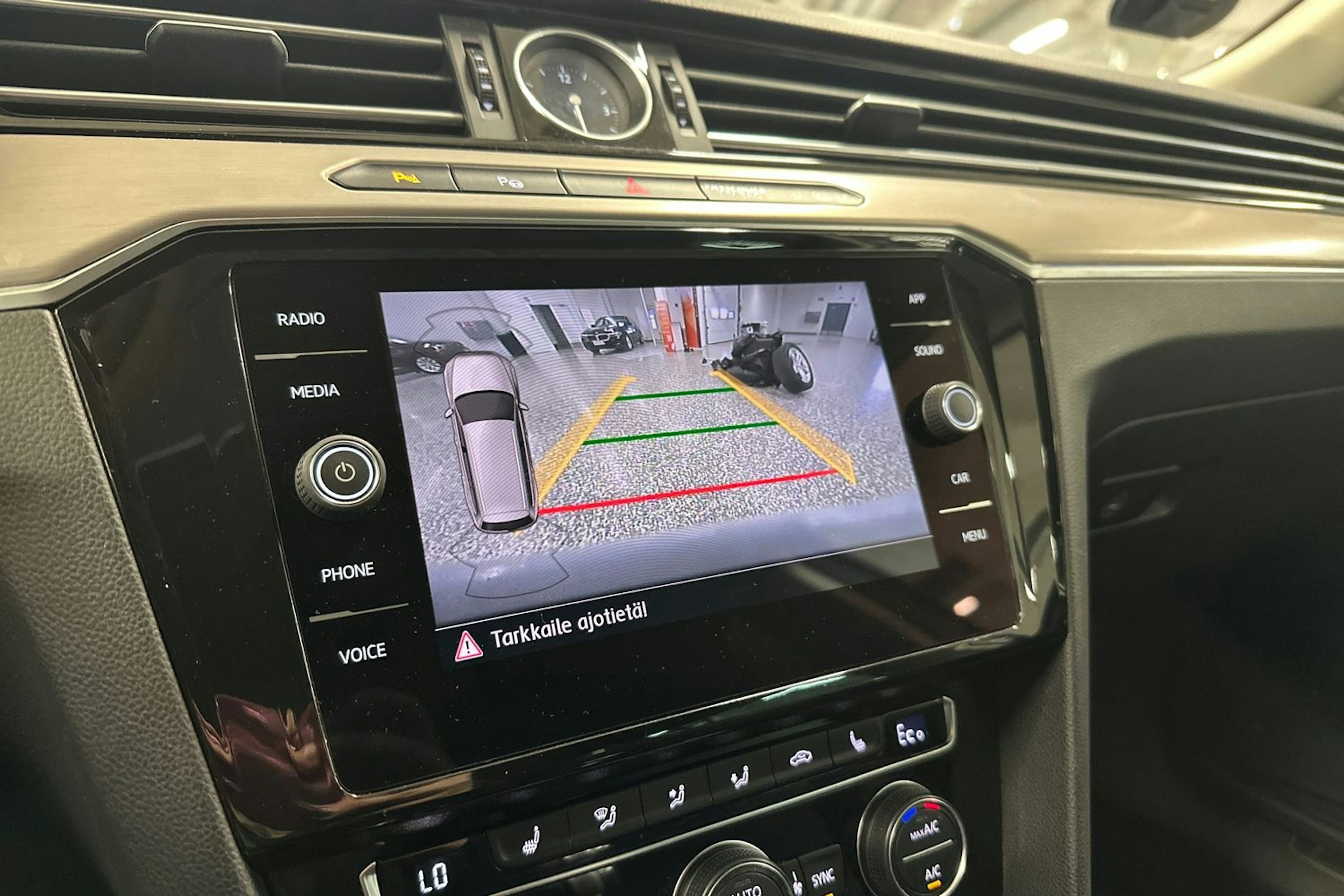 valkoinen Volkswagen Passat 2018 kuva 40.