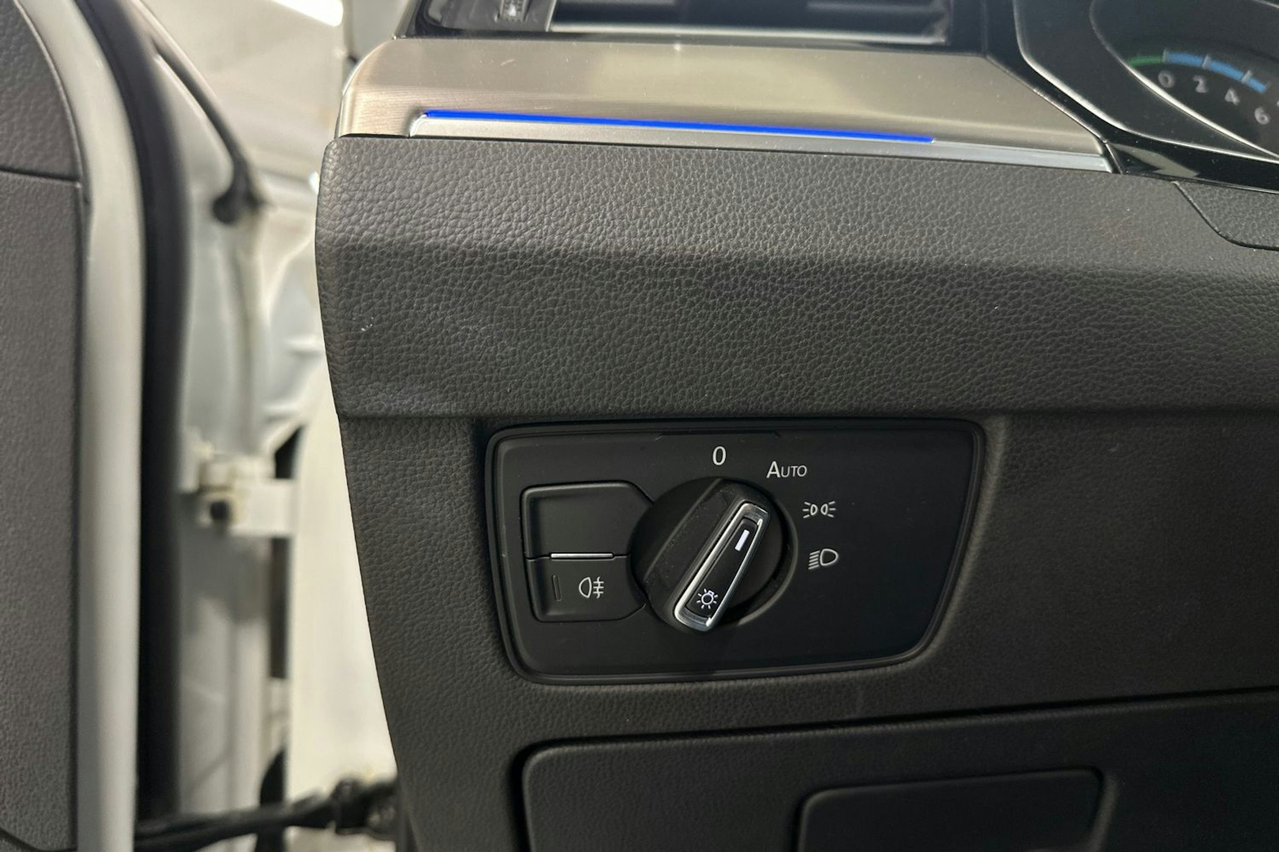 valkoinen Volkswagen Passat 2018 kuva 41.