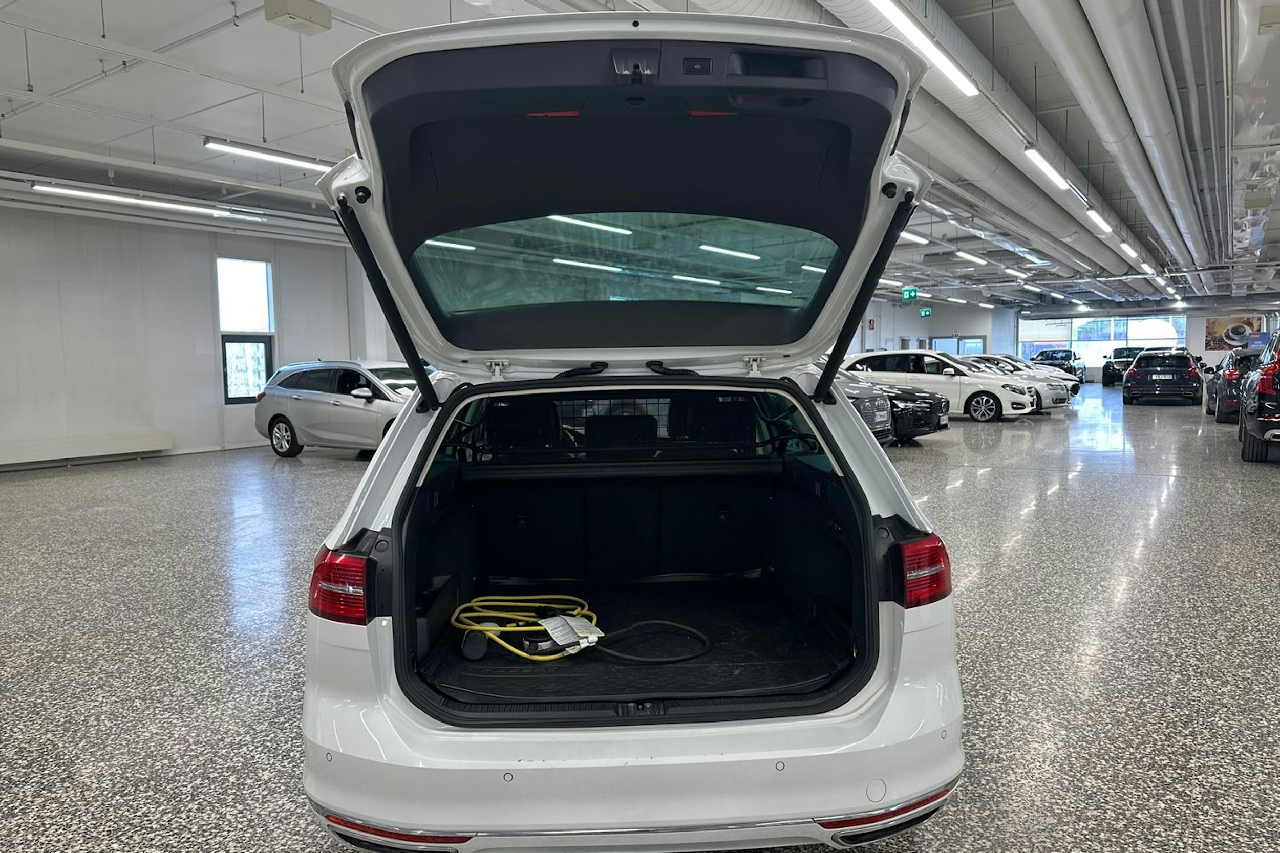 valkoinen Volkswagen Passat 2018 kuva 43.