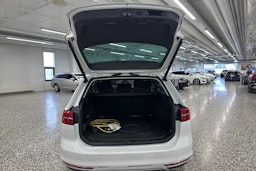 valkoinen Volkswagen Passat 2018 kuva 43.