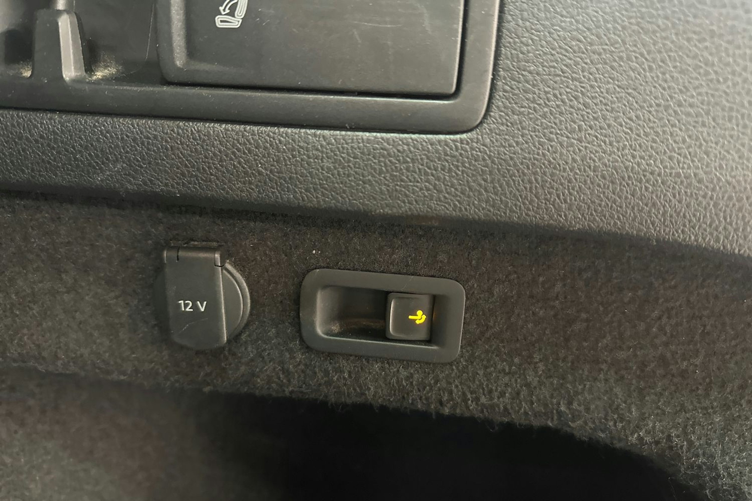 valkoinen Volkswagen Passat 2018 kuva 46.