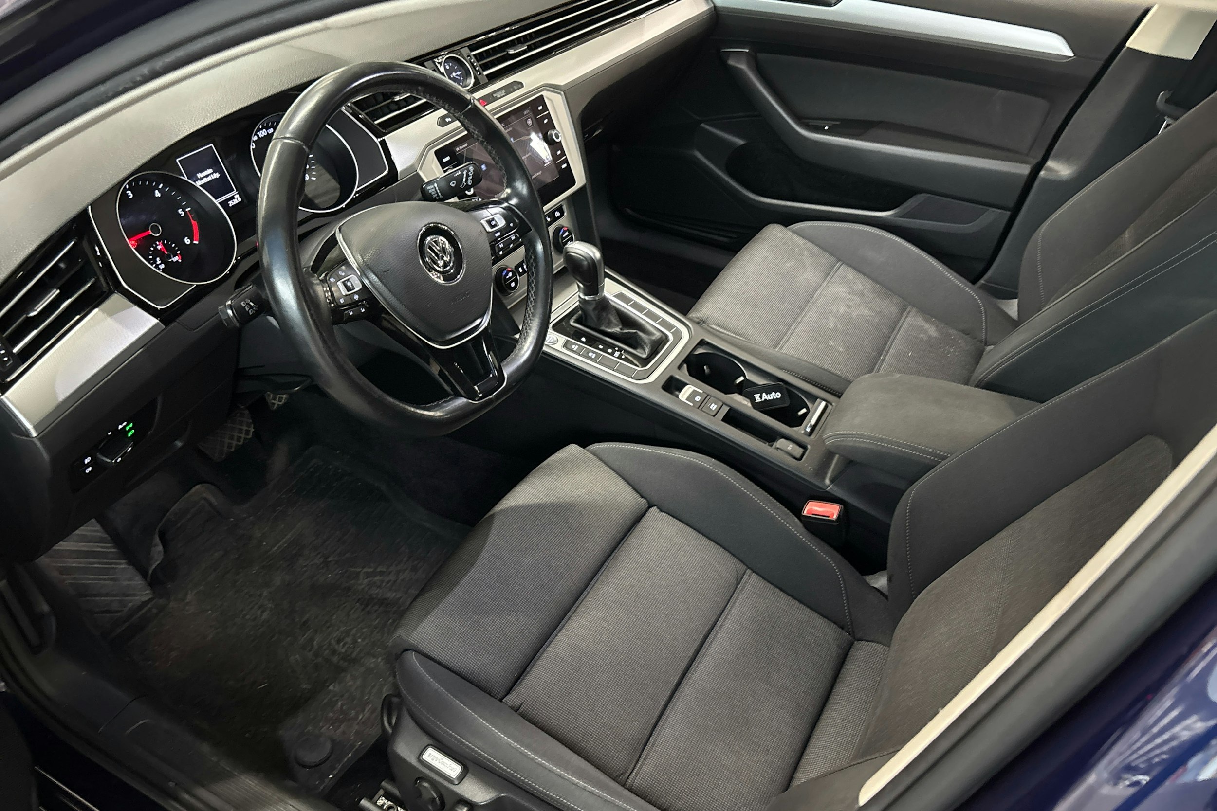 sininen Volkswagen Passat 2019 kuva 3.