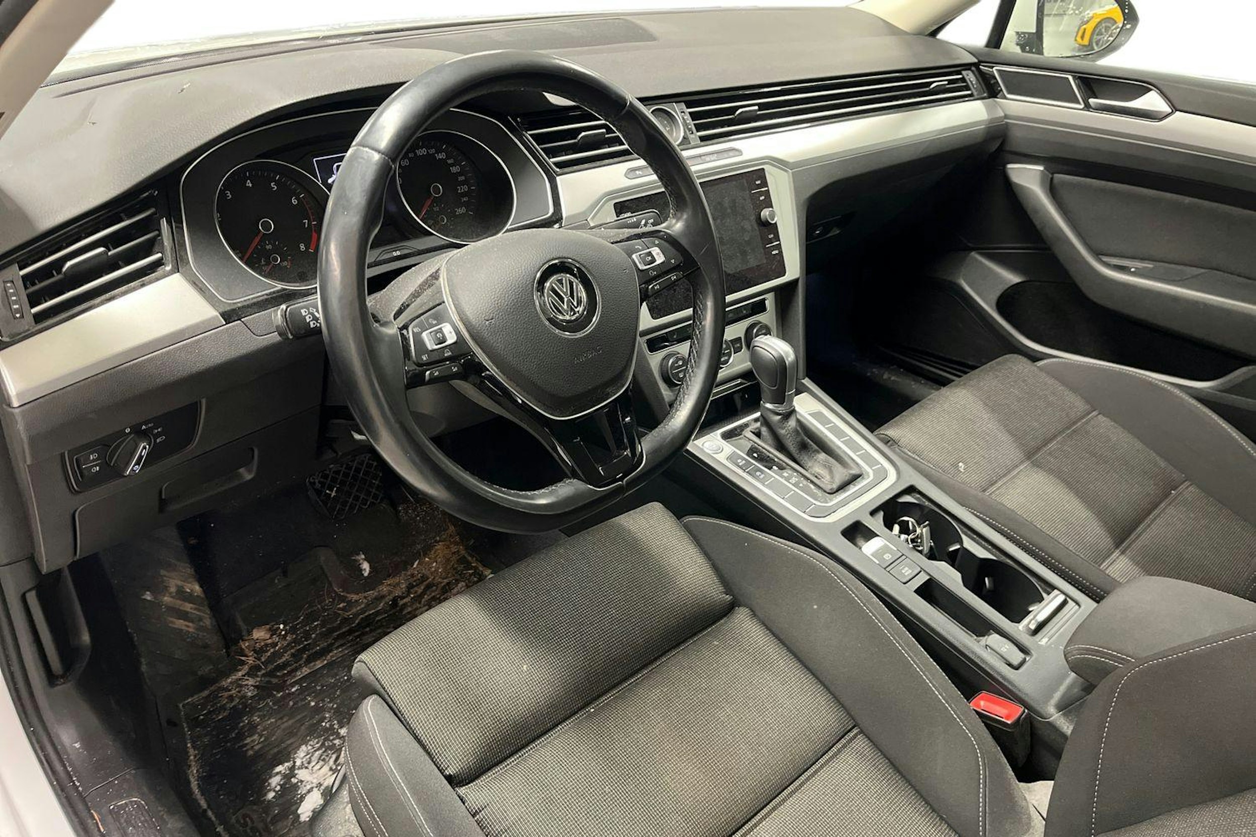 valkoinen Volkswagen Passat 2018 kuva 3.