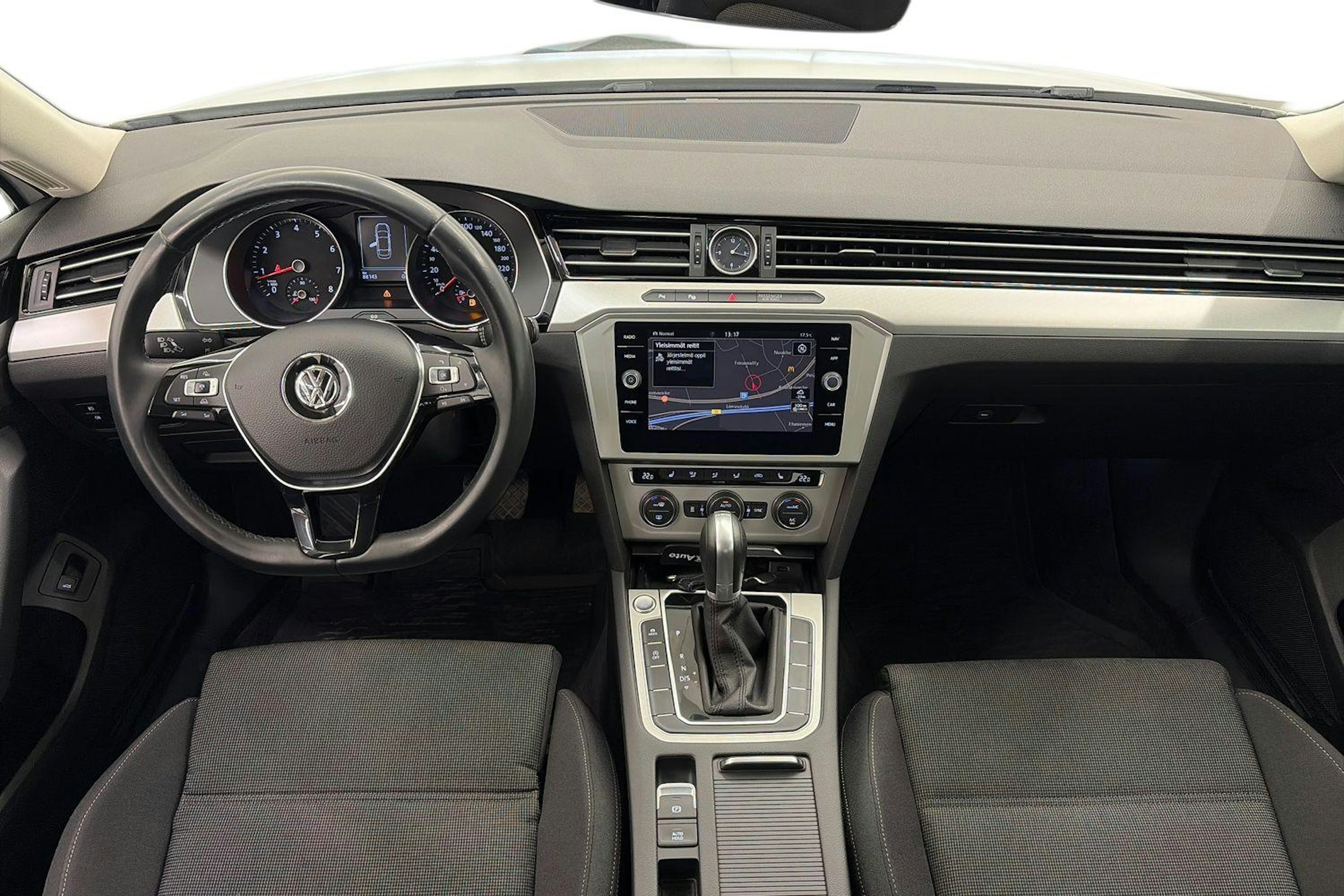 valkoinen Volkswagen Passat 2018 kuva 9.