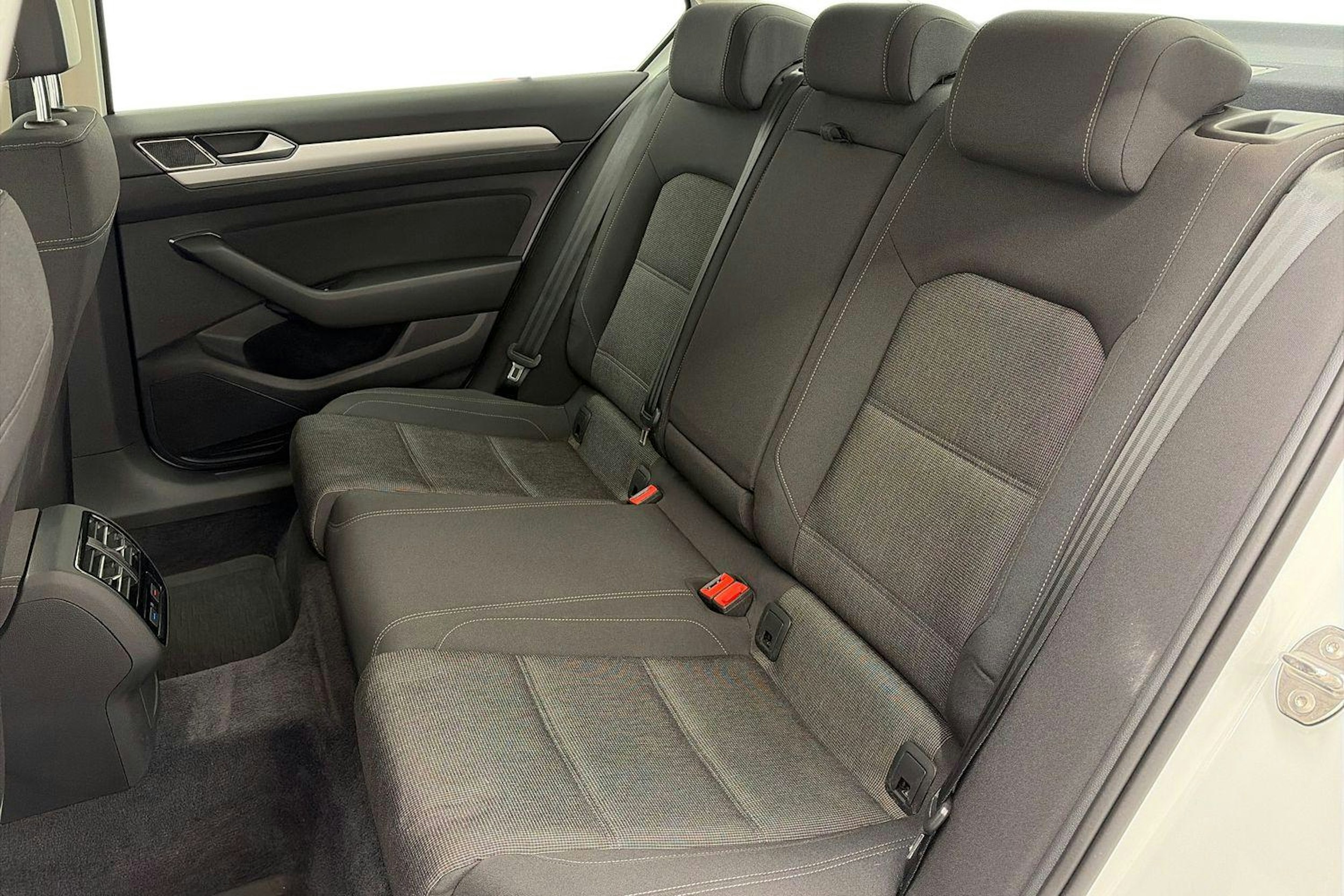 valkoinen Volkswagen Passat 2018 kuva 10.