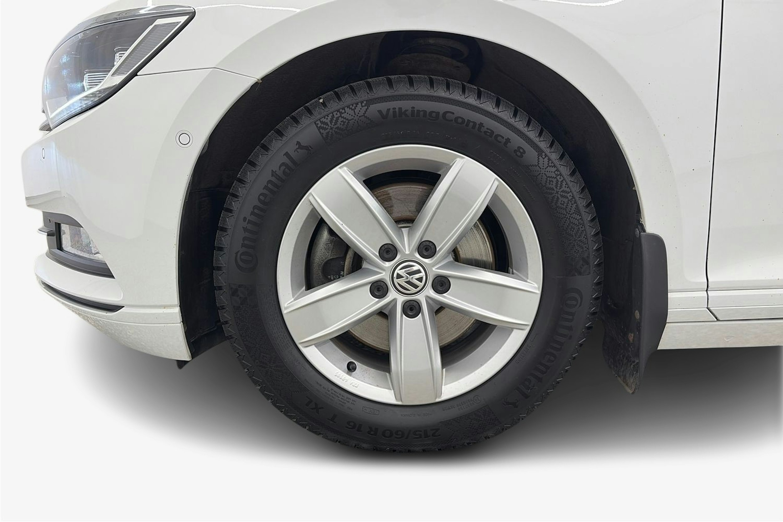 valkoinen Volkswagen Passat 2018 kuva 11.