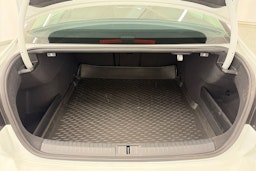 valkoinen Volkswagen Passat 2018 kuva 14.