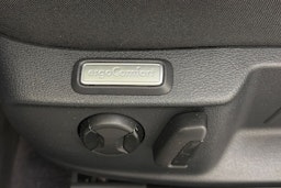 valkoinen Volkswagen Passat 2018 kuva 17.