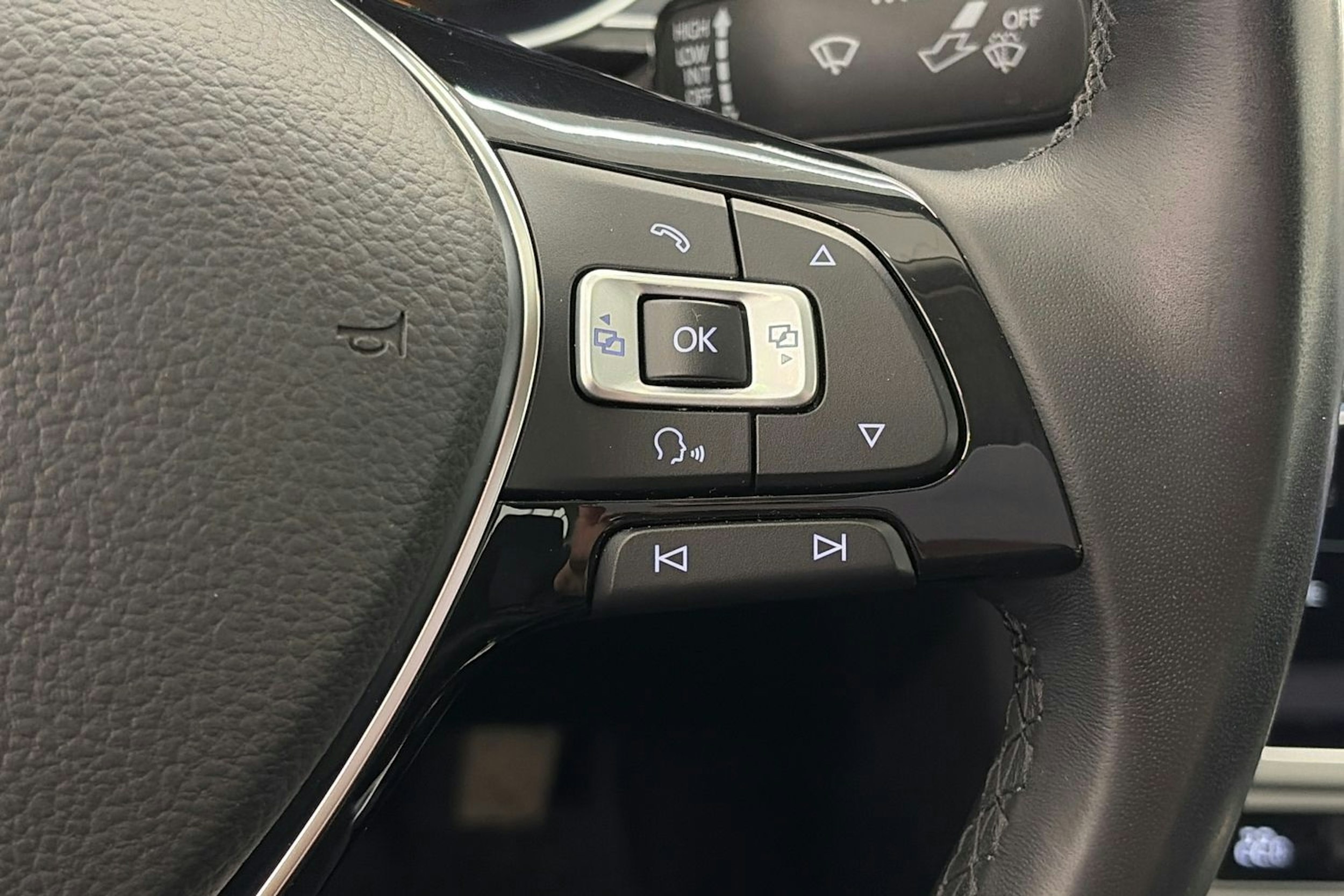 valkoinen Volkswagen Passat 2018 kuva 20.