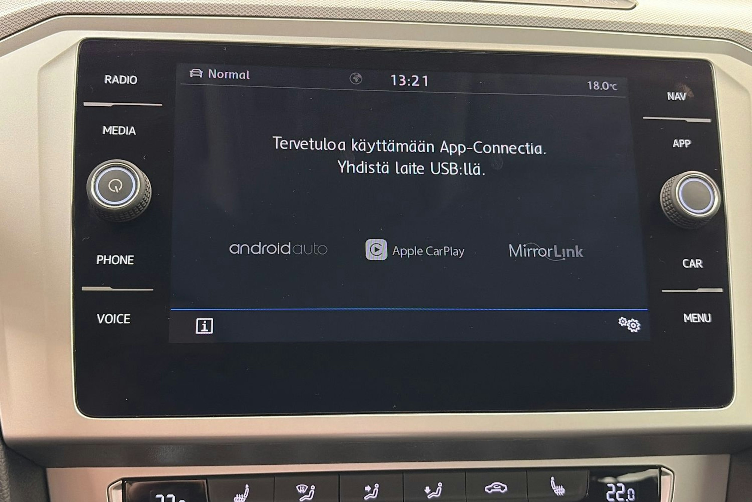 valkoinen Volkswagen Passat 2018 kuva 22.