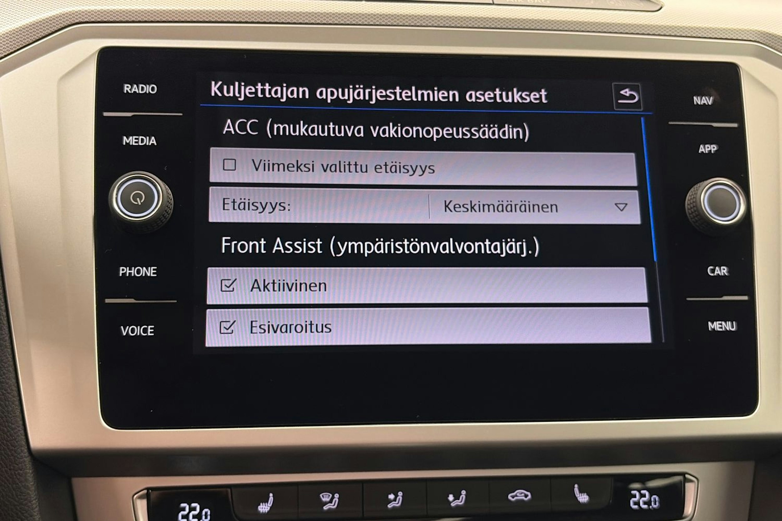 valkoinen Volkswagen Passat 2018 kuva 23.