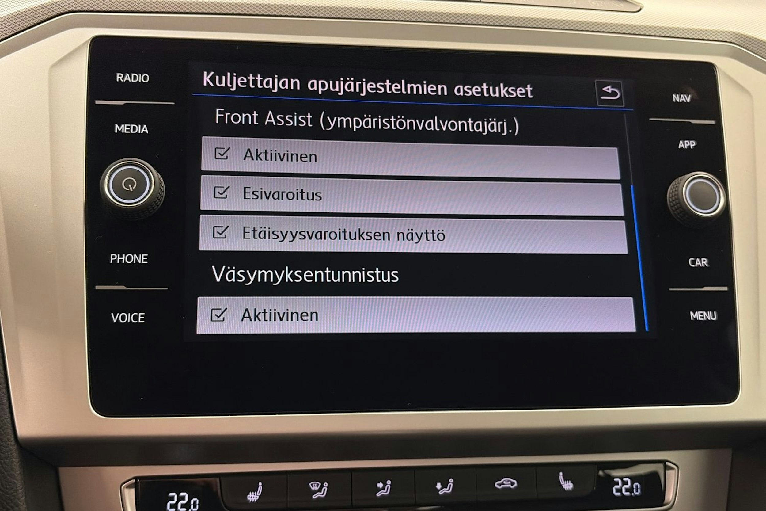 valkoinen Volkswagen Passat 2018 kuva 24.